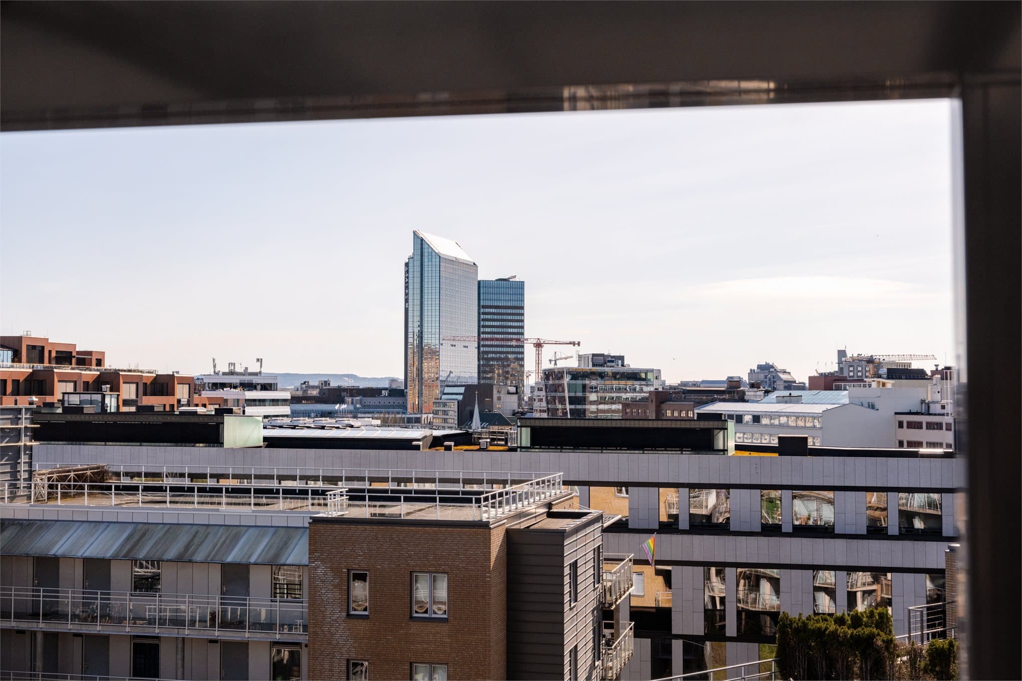 Terrassen går rundt 270 grader av boligen og byr på masse boltreplass, samt fantastisk utsikt over Oslo og helt rå solforhold