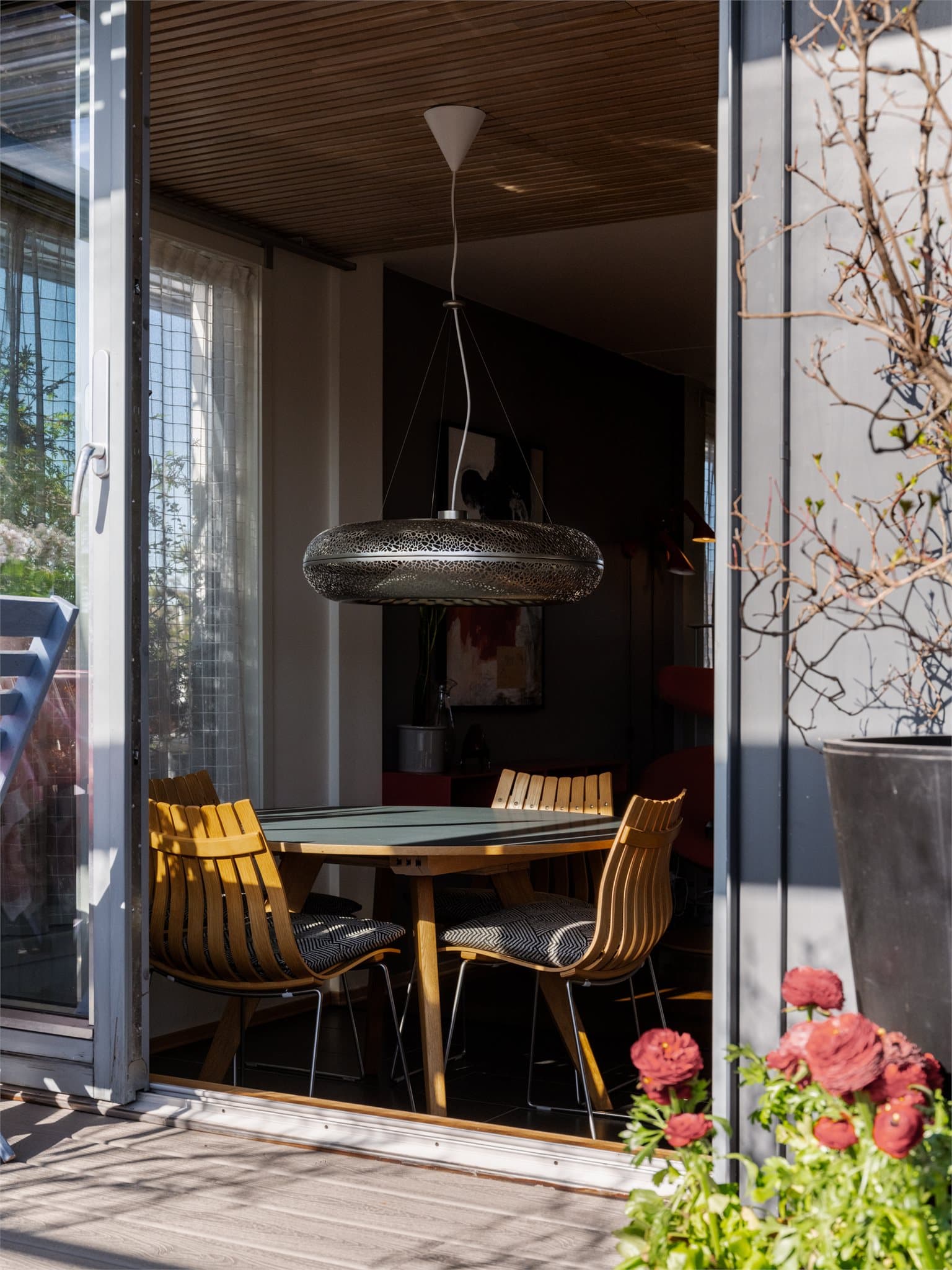 Fra sydsiden av terrassen ser du rett inn i spisestuen.