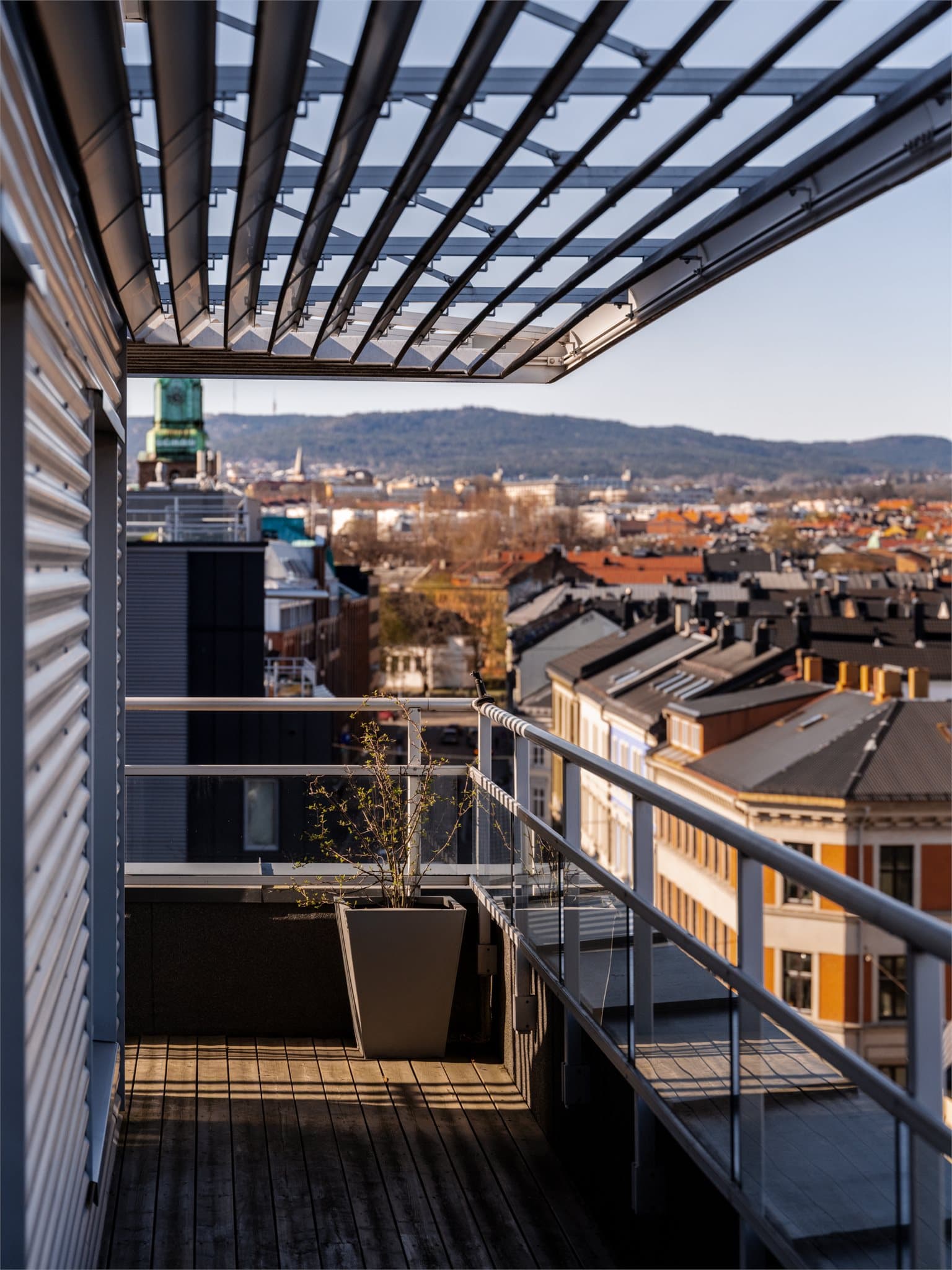 Det medfølger en egen garasjeplass, med opplegg for lader og direkte tilkomst fra heisen.