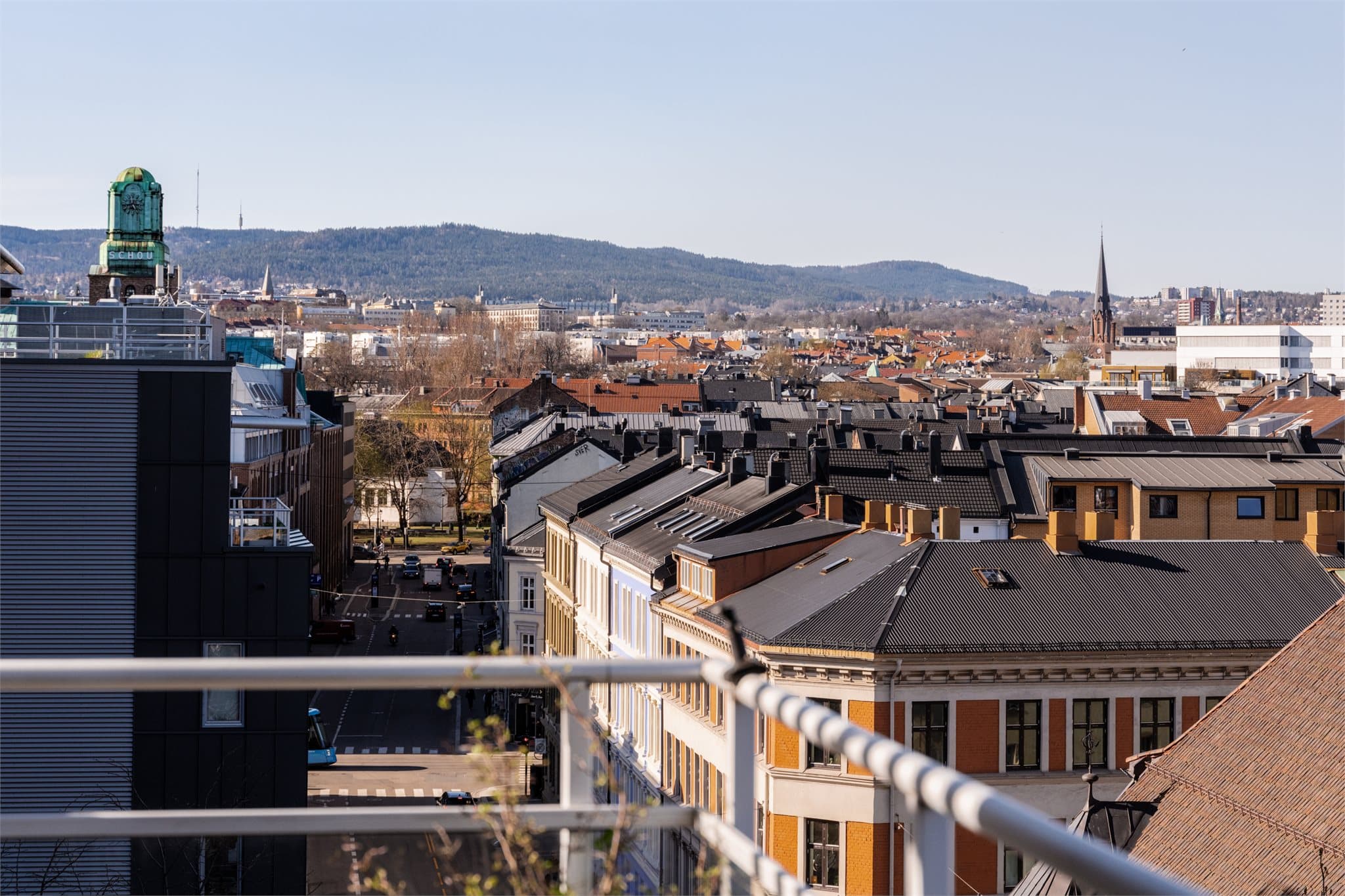 Utsikt mot Tryvannstårnet og åsene rundt byen.