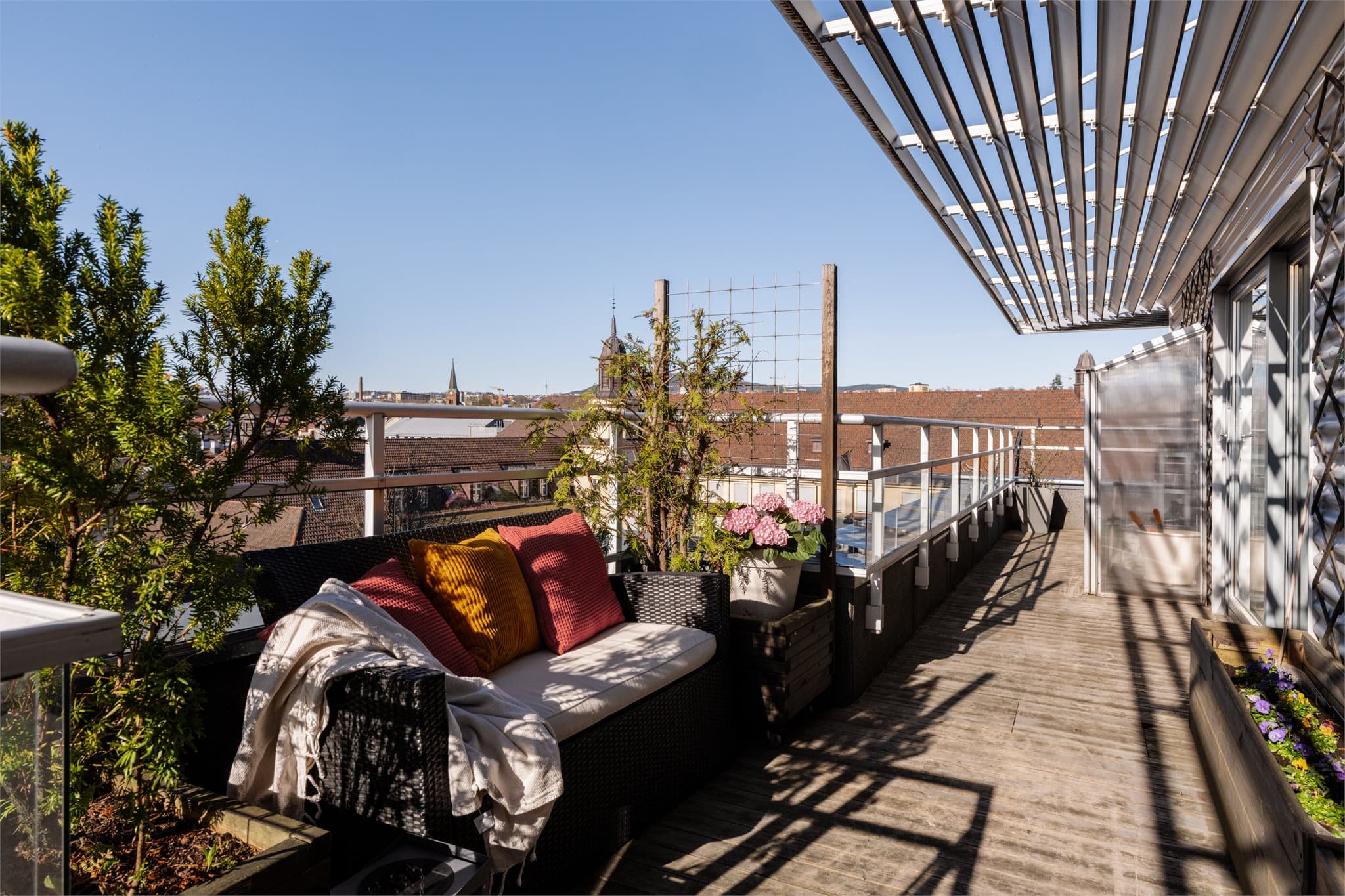 Som toppleilighet gir boligen en fri og tilbaketrukket følelse, høyt hevet over byens liv, med en vidstrakt utsikt over nærområdet.