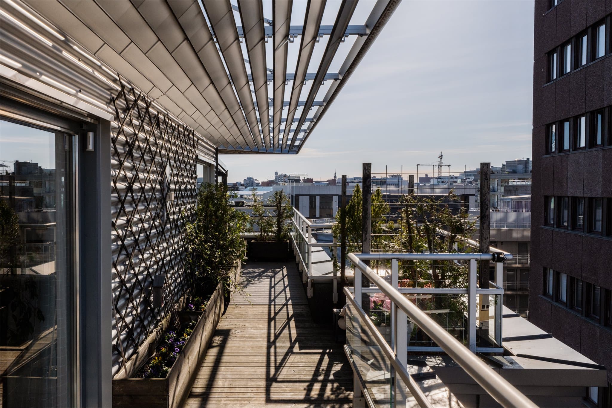 Nå er vi på vestsiden av terrrassen, hvor man kan nyte ettermiddag og kveldssolen på "kongebalkongen".