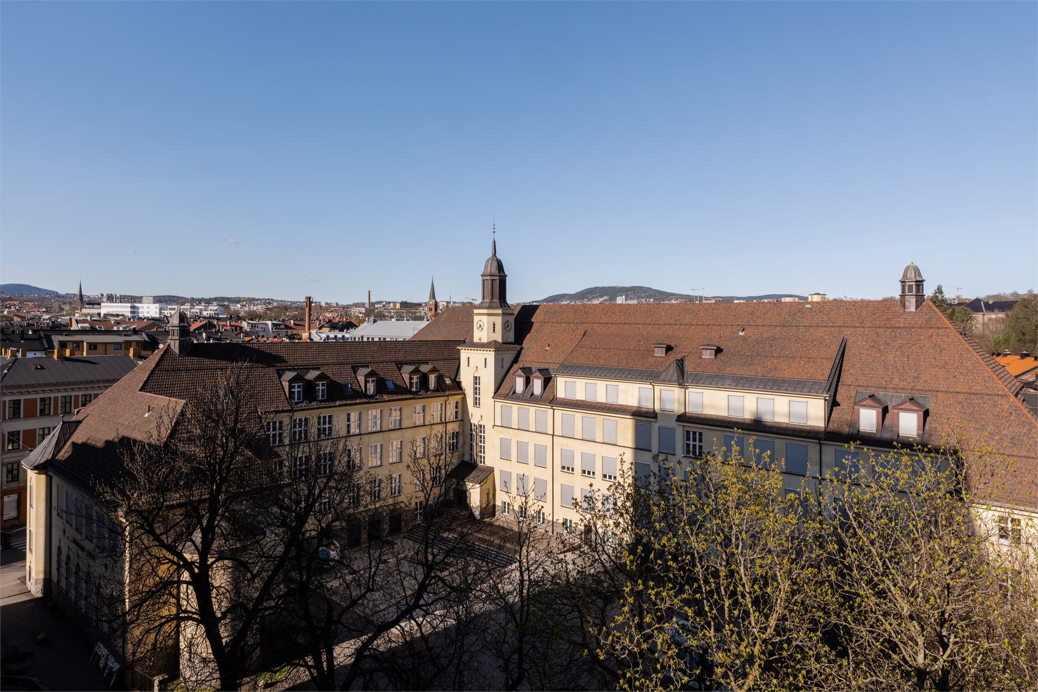 Nærområdet byr på en blanding av historisk arkitektur og grønne parker.