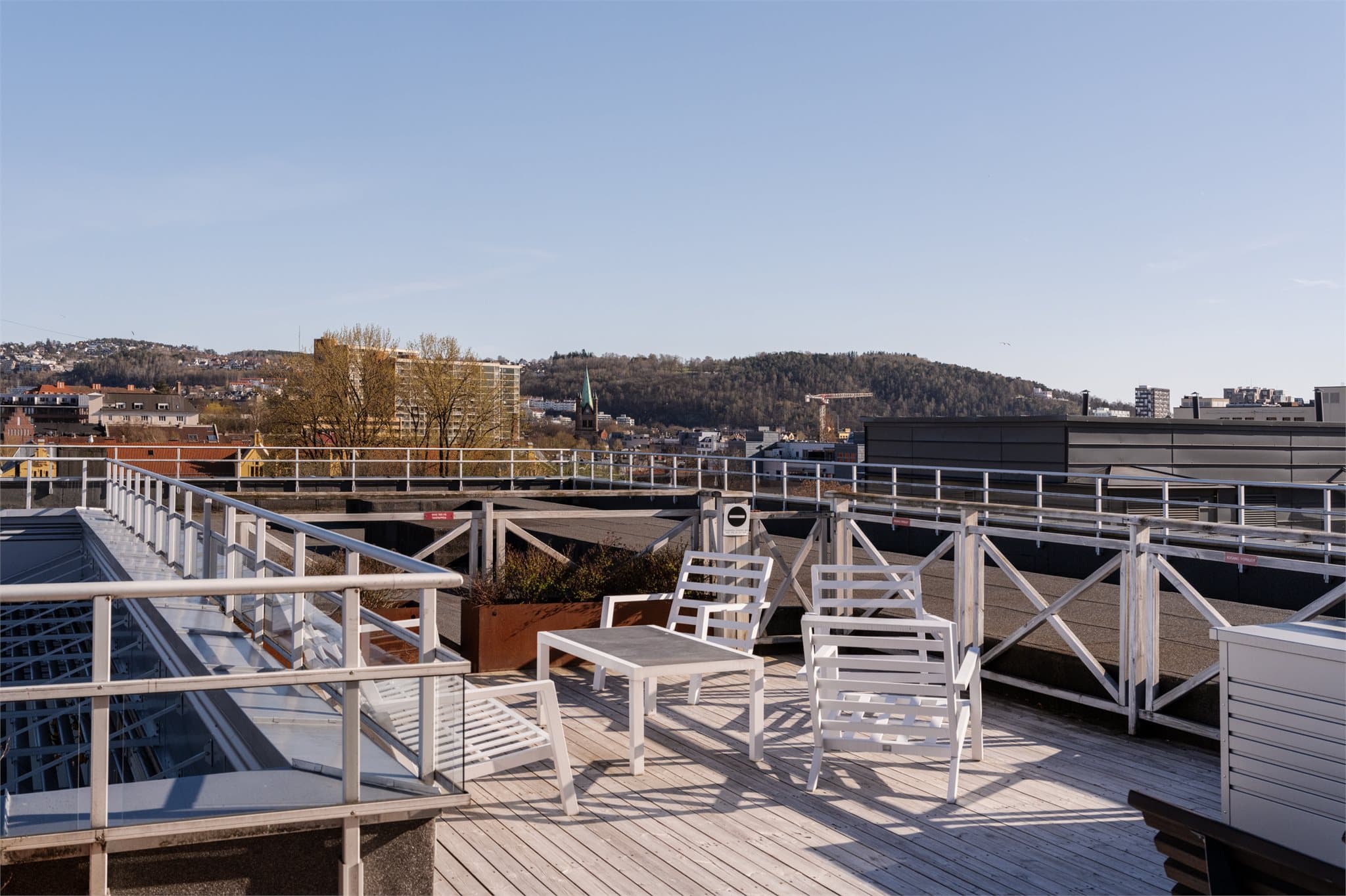 Borettslaget Wexels Plass F har velholdte fellesarealer, inkludert en felles takterrasse. Denne ligger på samme plan som boligen, og er å finne rett utenfor din egen inngangsdør.
