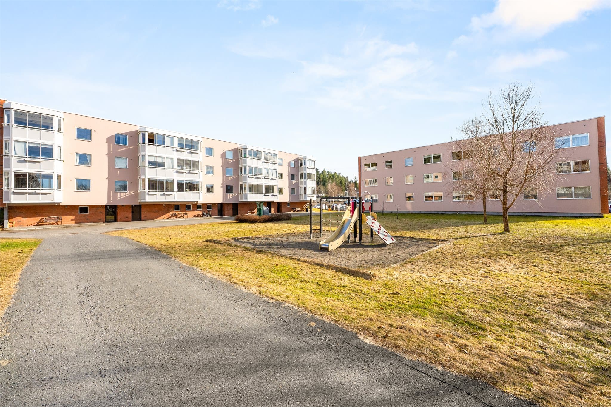 Borettslagets fellesområder er flott opparbeidet med plen, lekeplass, benker og internstier.