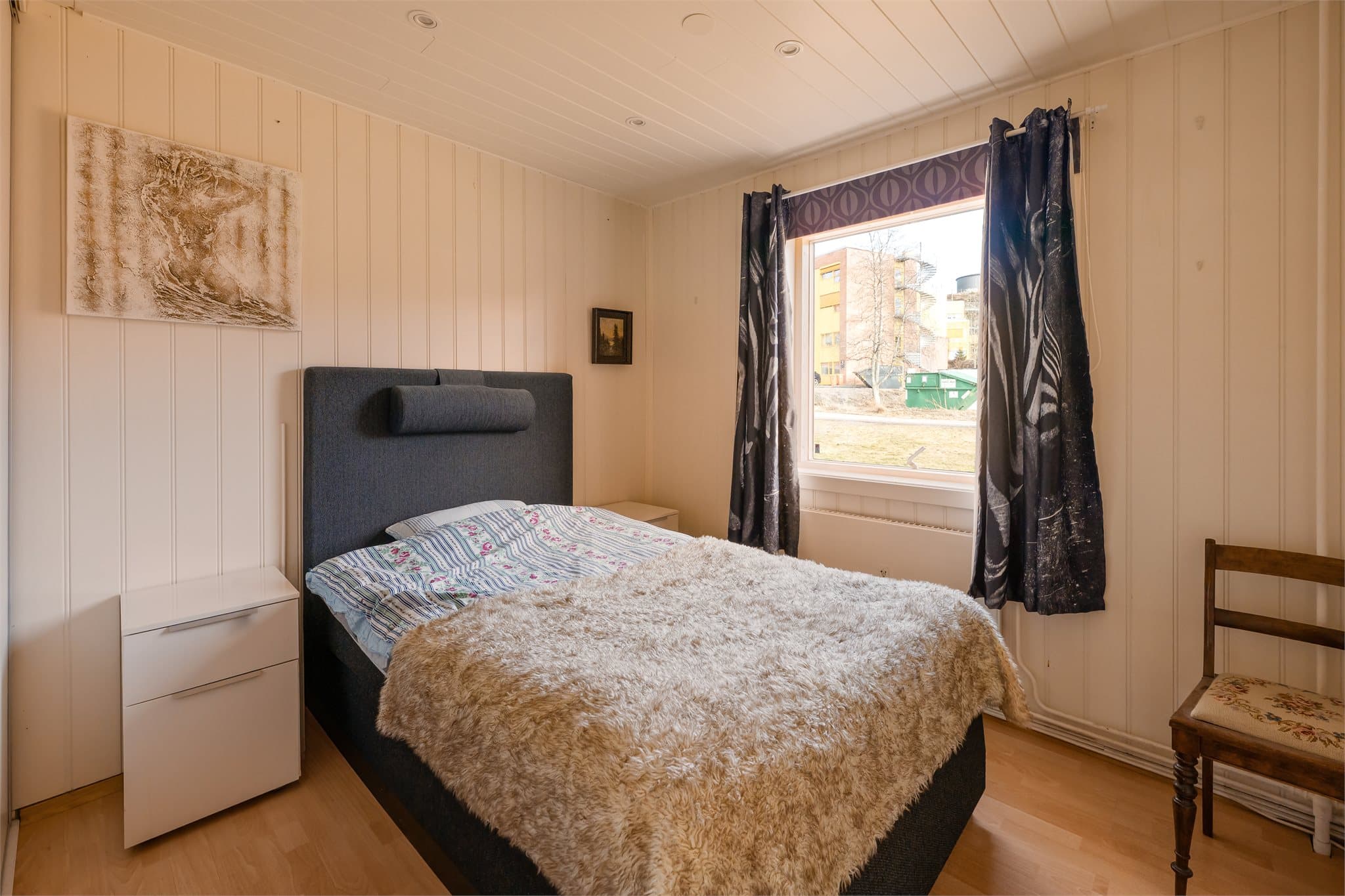 Begge soverommene har skyvedørsgarderobe.