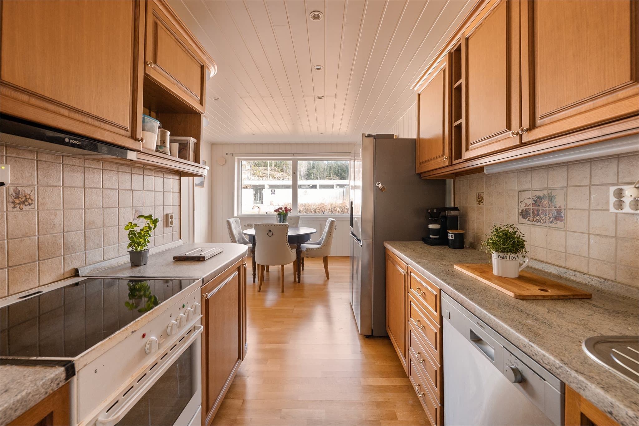 Flislagt vegg over benkeplate og belysning under overskap gir gode arbeidsforhold.