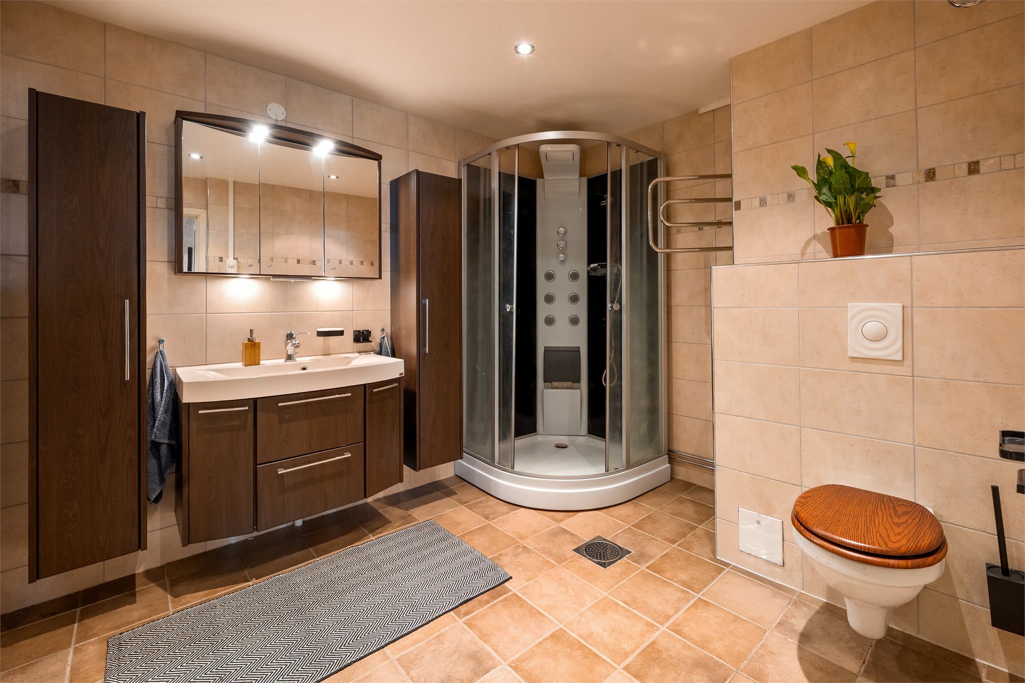 Pent flislagt baderom fra ca. 2005.