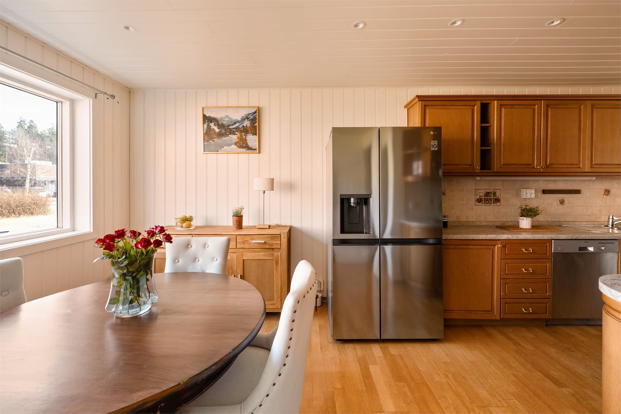 Separat kjøkken med plass til egen spisegruppe.