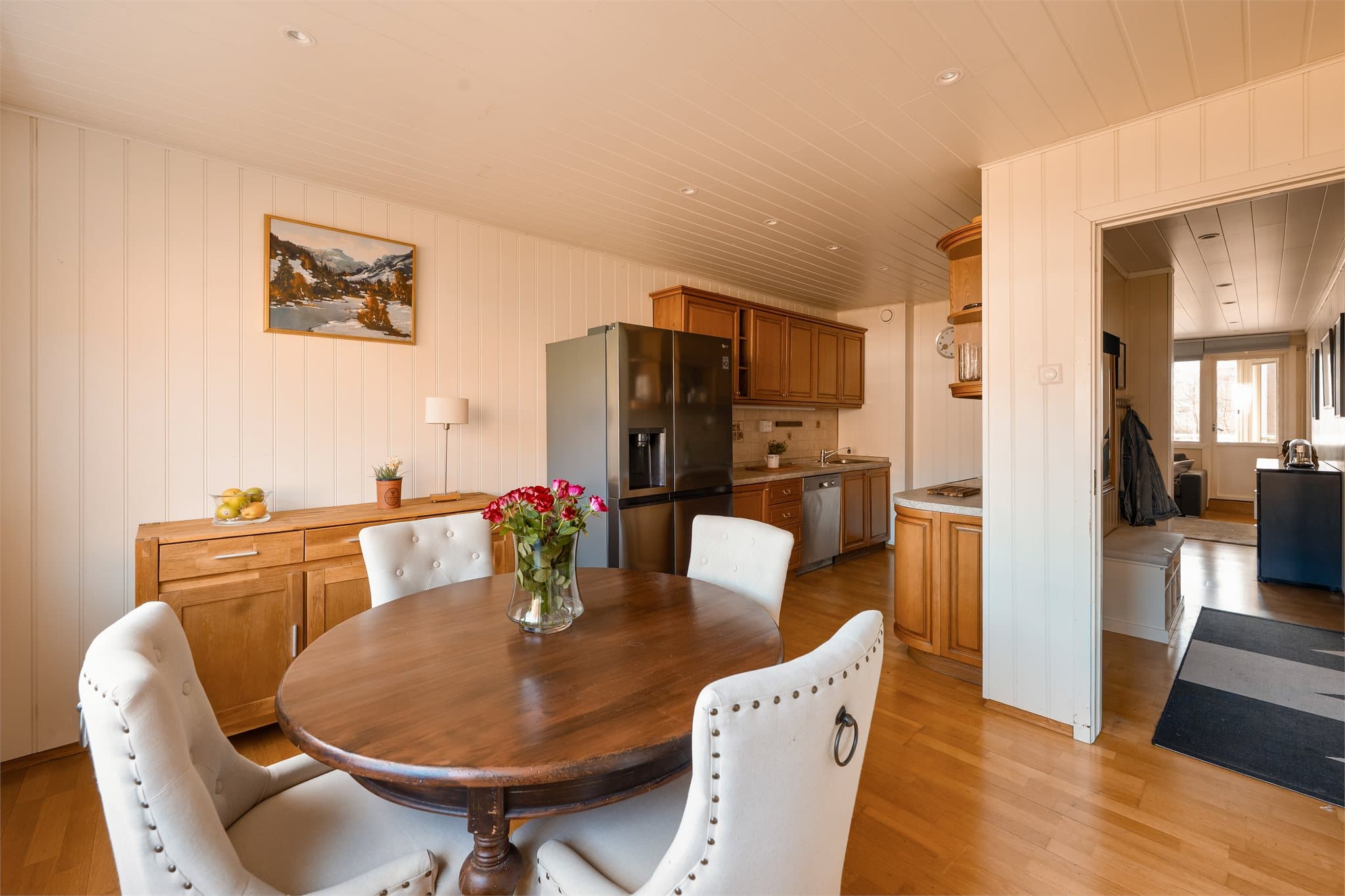 Kjøkkenet har en egen spisestue med god plass til spisebord.