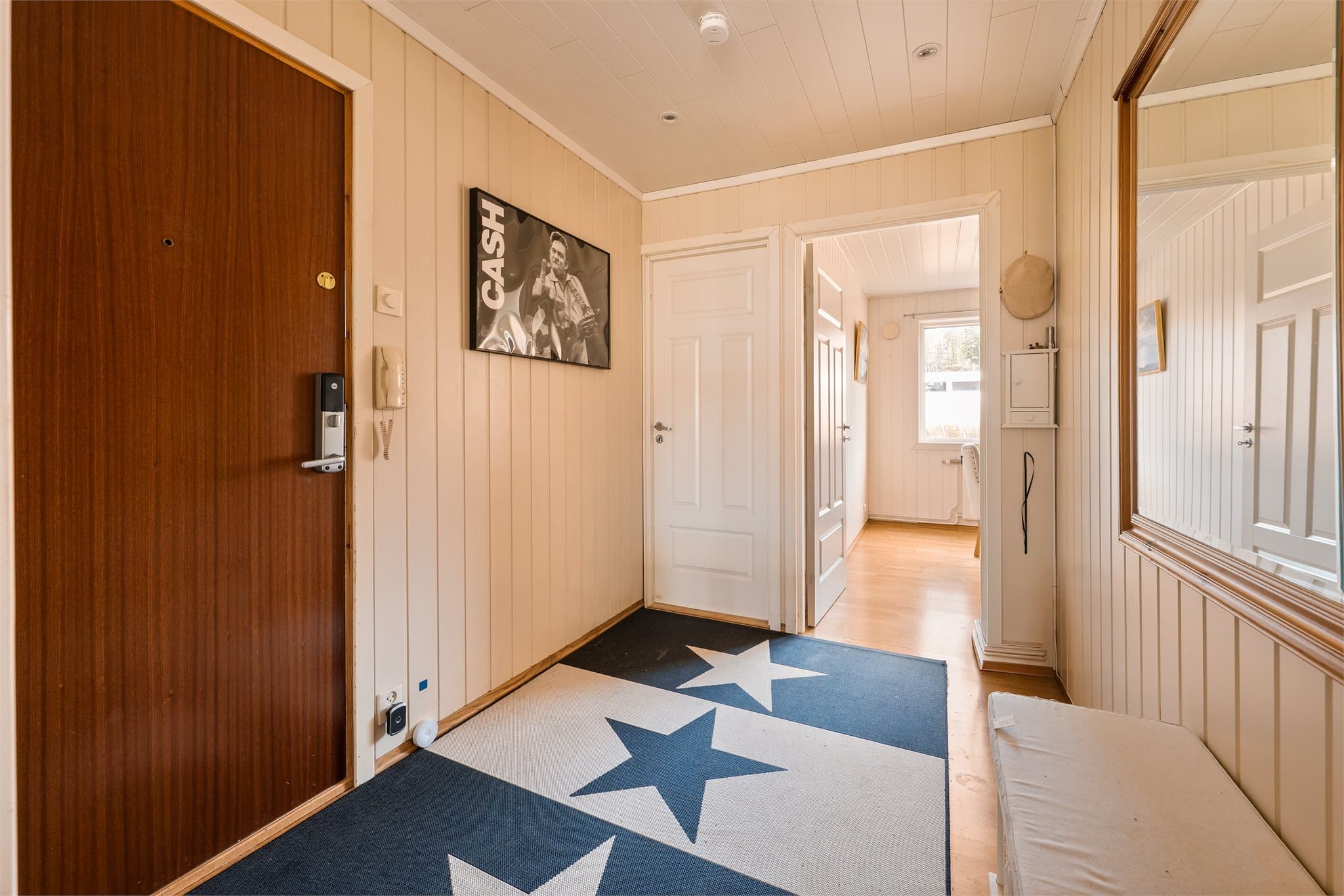 Velkommen inn! Leiligheten har en meget god intern beliggenhet med gangavstand til dagligvarebutikk, skole, barnehage og bussholdeplass, hvor ekspressbussen tar deg til Oslo S på bare 35min - perfekt for en enkel hverdag!