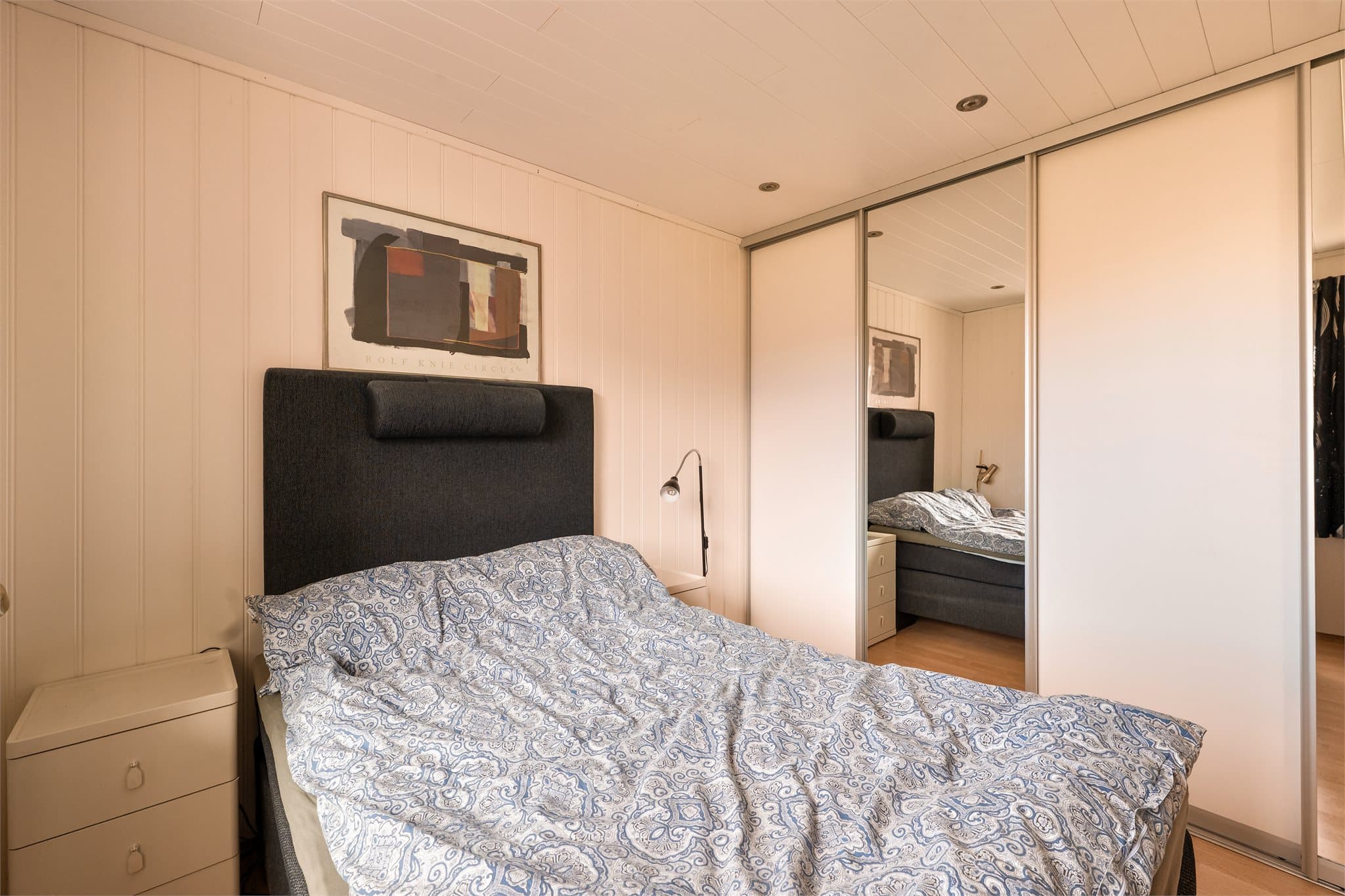 Begge soverommene har god plass til dobbeltseng og nattbord.