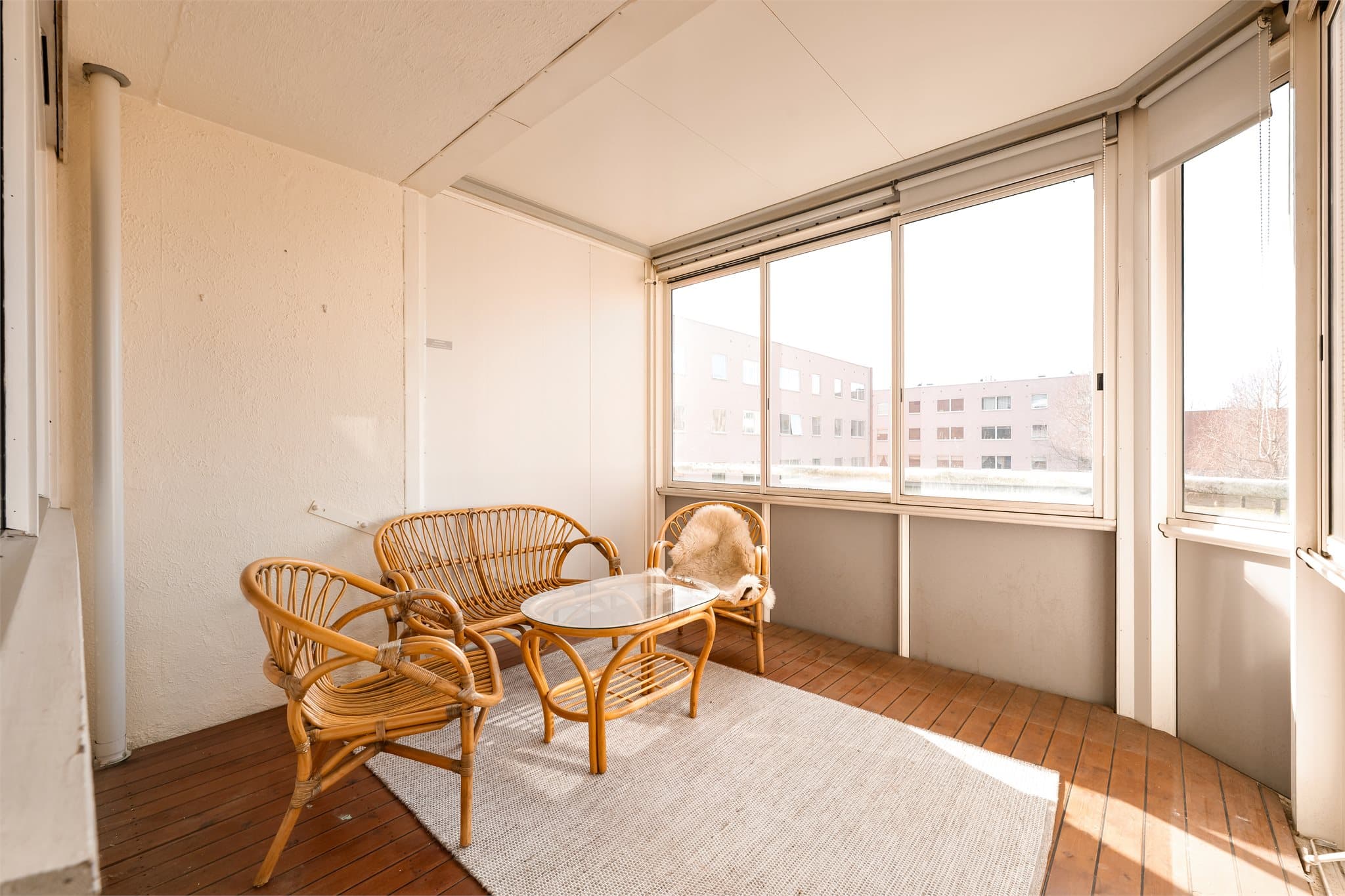 Balkongen fungerer som en naturlig forlengelse av oppholdsrommet og gir gode bruksmuligheter store deler av året.