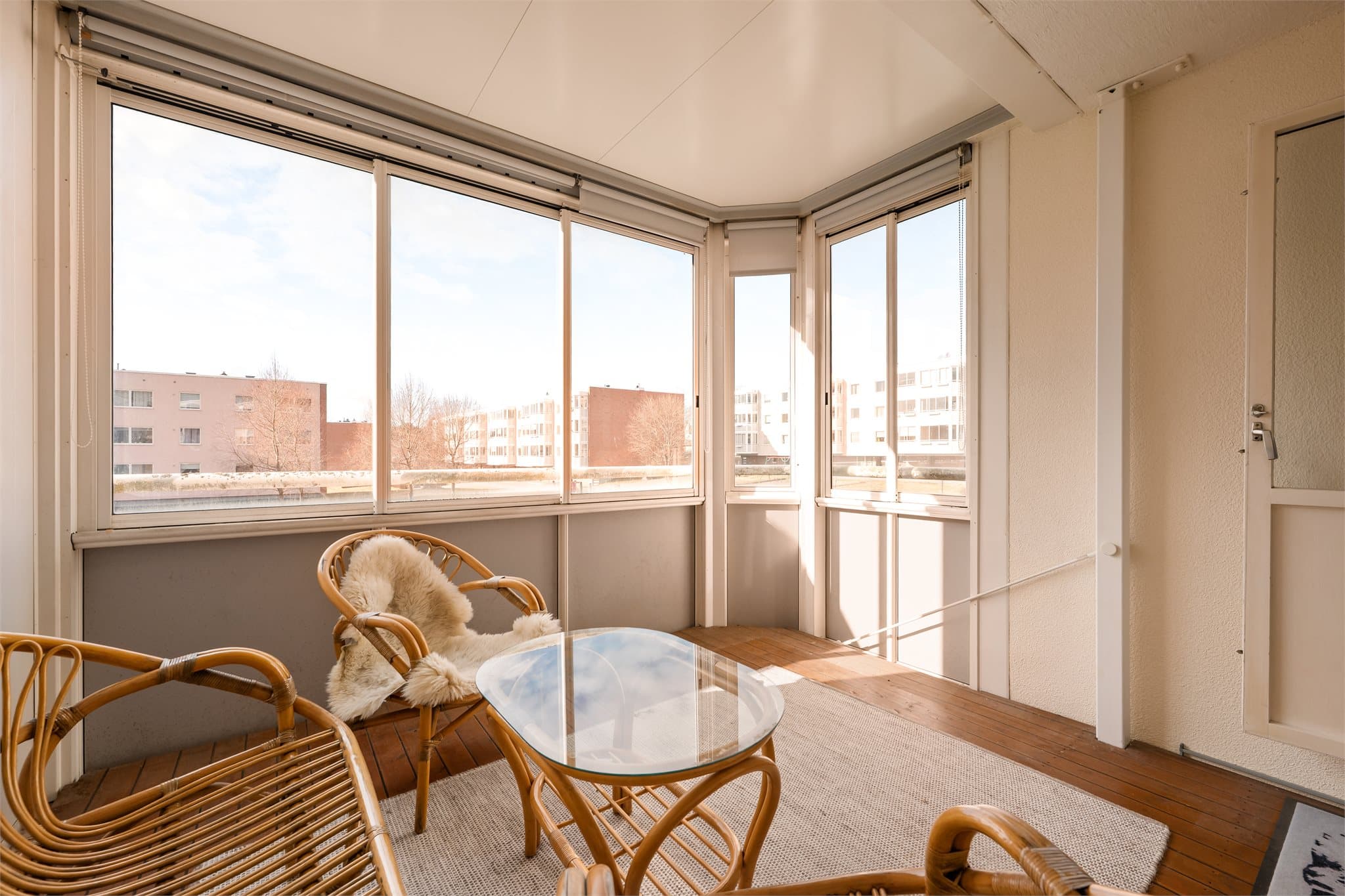 Her kan du nyte varme sommerdager eller morgenkaffen i ukedagene. Det er god plass til utemøbler.