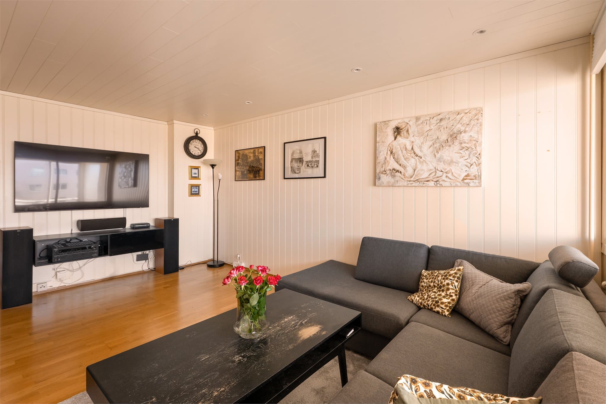 Leiligheten har en god planløsning bestående av romslig entré, separat kjøkken, lys stue med utgang til innglasset balkong, to soverom og flislagt baderom.