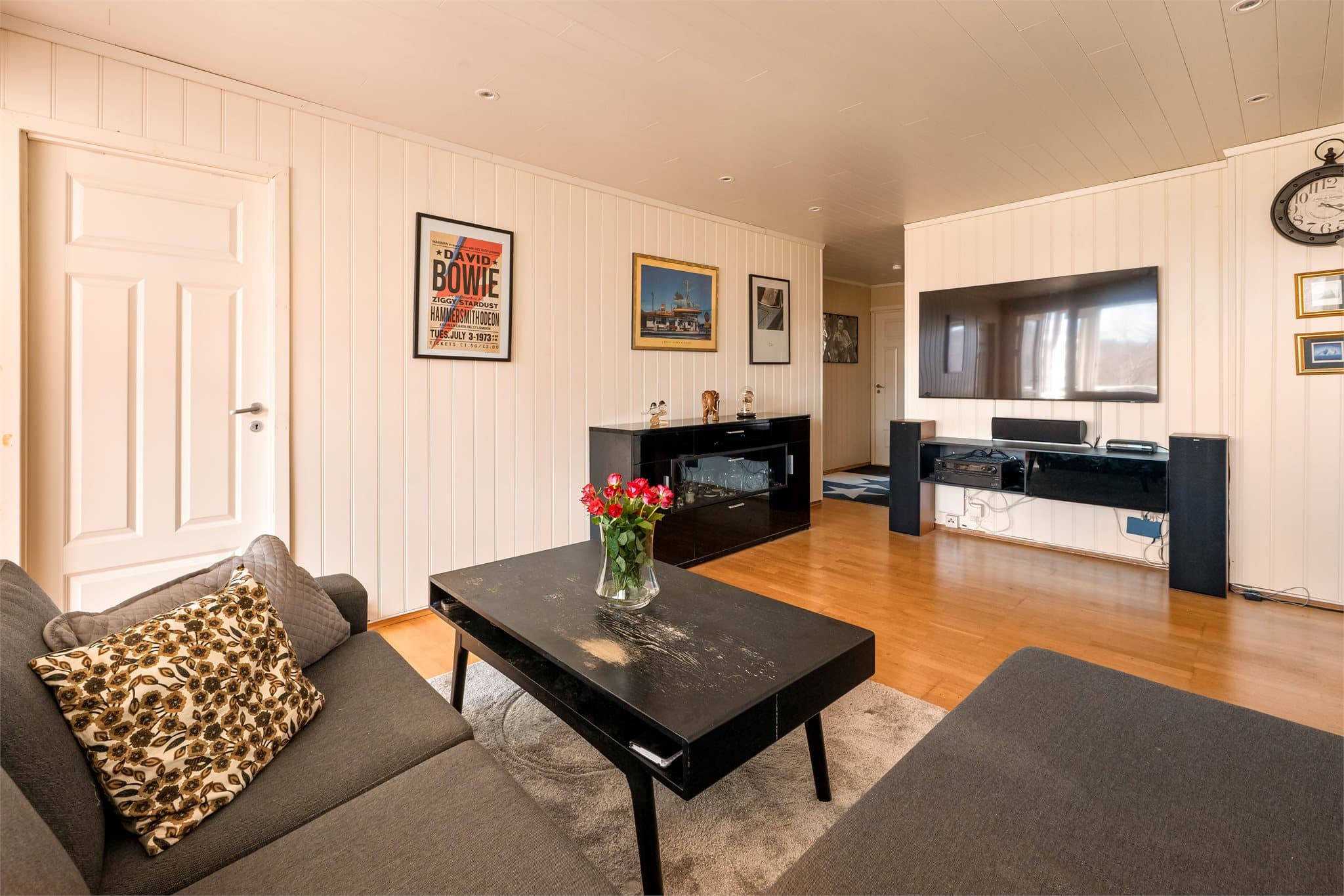 En lys 3-roms andelsleilighet i høy 1.etasje. Leiligheten har moderniseringsbehov for å oppnå dagens krav til standard.