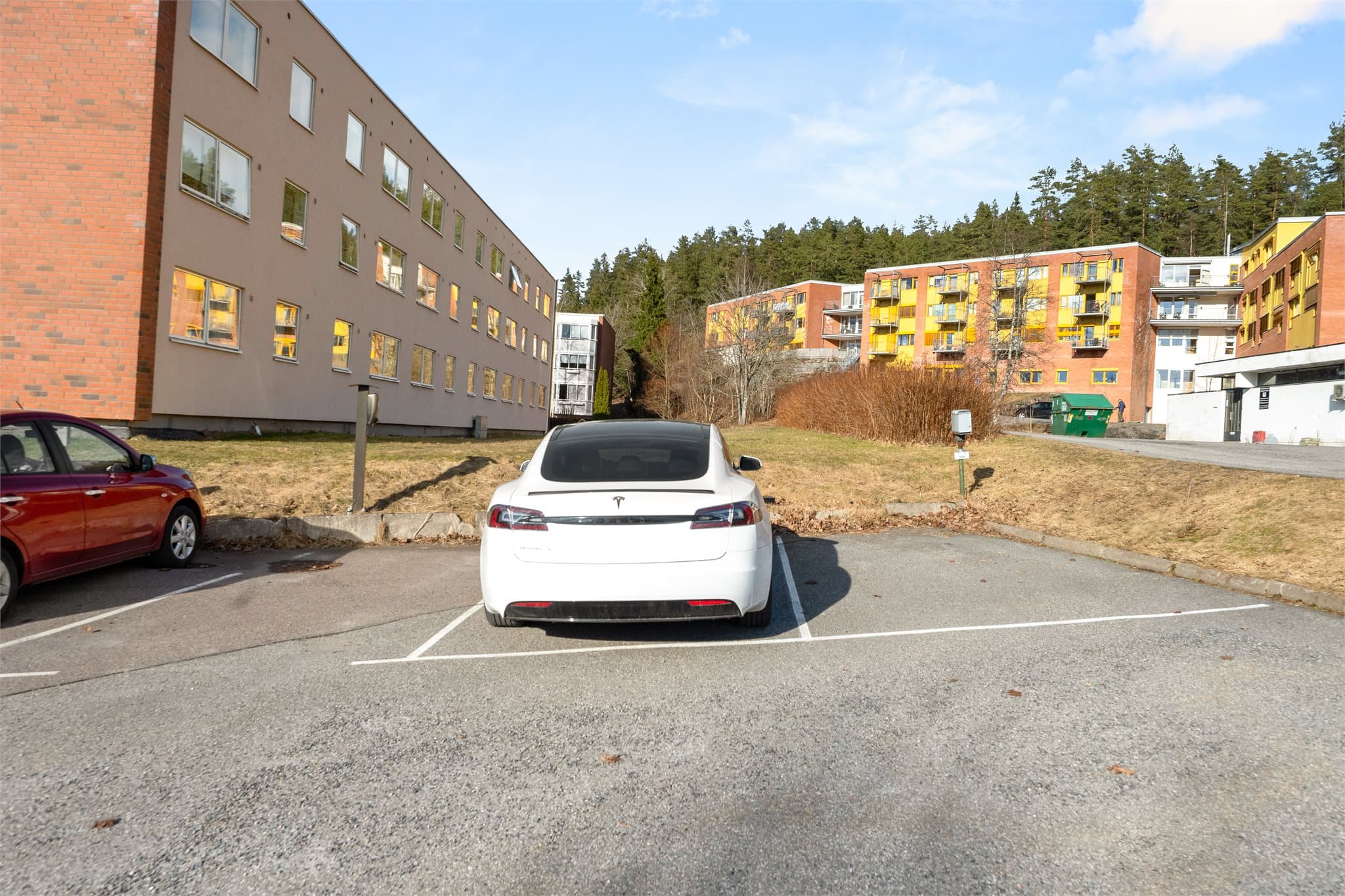 Leiligheten disponerer en parkeringsplass på borettslagets fellesområde.