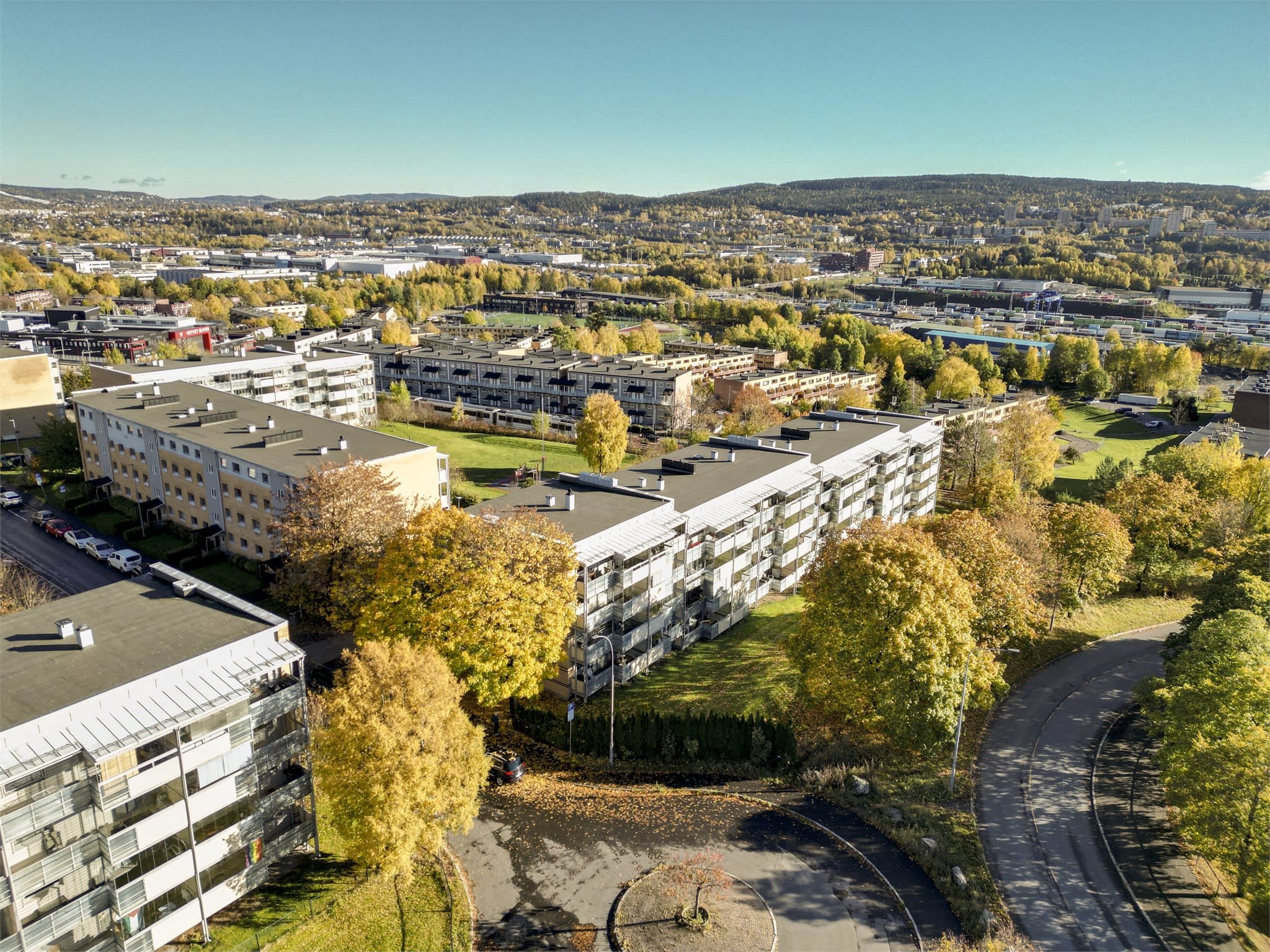 For barnefamilier er det kort vei til Veitvet skole, som tilbyr undervisning fra 1. til 10. trinn, samt aktivitetsskole. I nærområdet ligger også Veitvet idrettsanlegg med kunstgressbane, idrettshall og gode muligheter for organisert idrett og aktivitet.