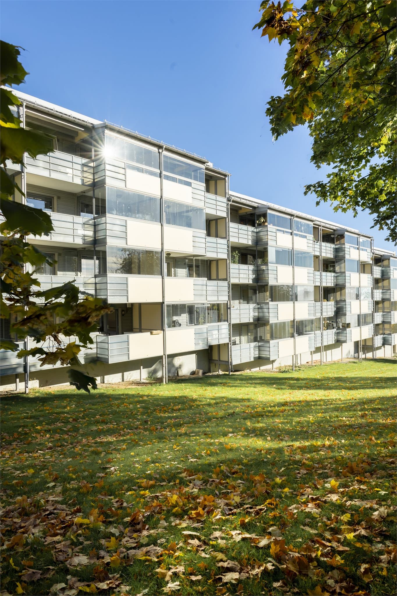 Foldedørene i glass slipper inn godt med dagslys og kan åpnes opp for en mer luftig balkongfølelse på varme dager. Her får du en fin kombinasjon av skjermet uteplass og kontakt med de grønne omgivelsene.