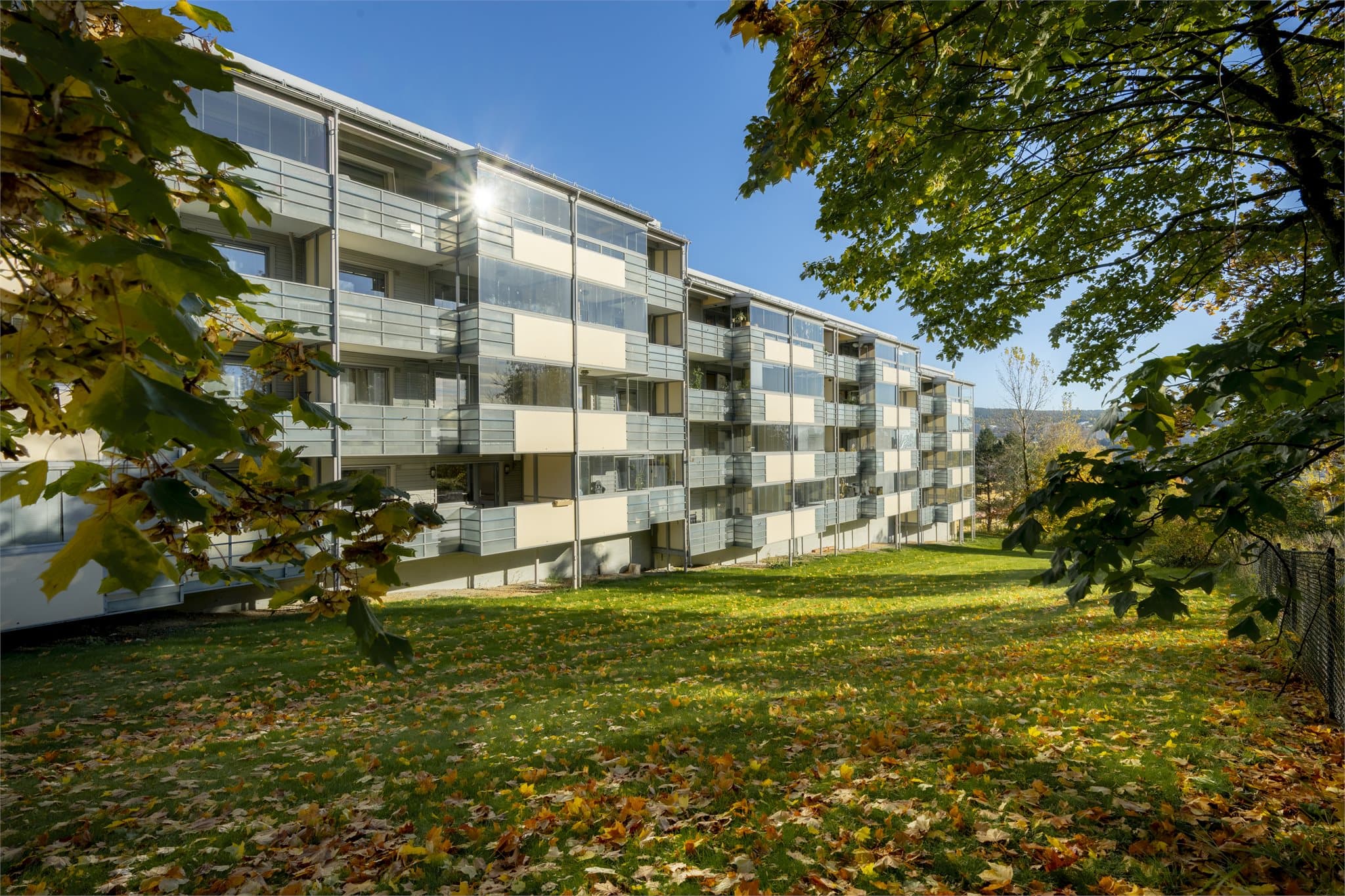 Veitvet er et etablert boligområde med en kombinasjon av hverdagslige servicetilbud, gode kollektivforbindelser og varierte fritidsmuligheter. Med kort vei til både handel, skole, idrett og rekreasjon.