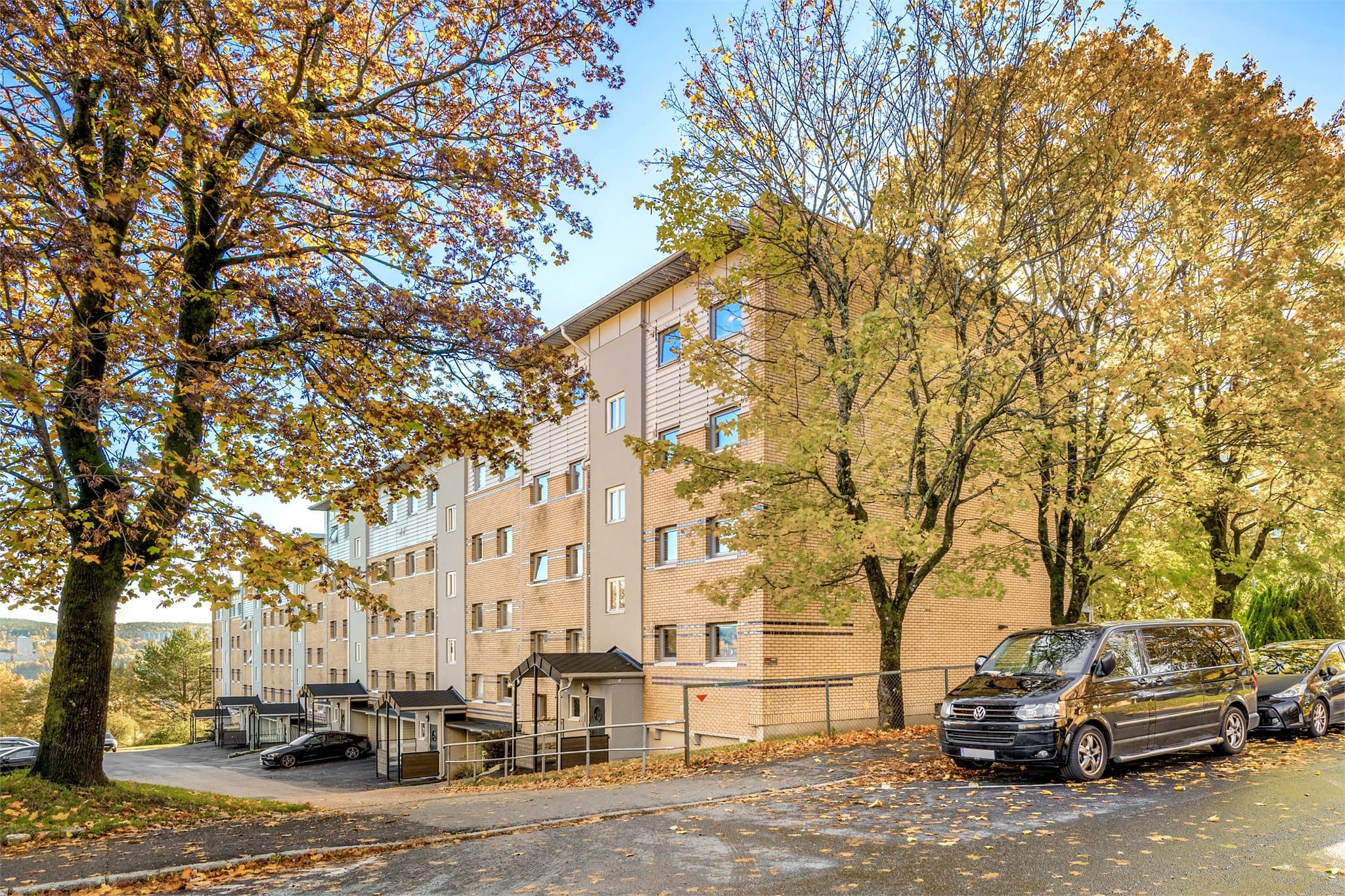 For deg som disponerer bil, er det mulighet for å leie parkeringsplass eller garasje, avhengig av tilgjengelighet. Dette gir fleksible parkeringsmuligheter og gjør hverdagen litt enklere.