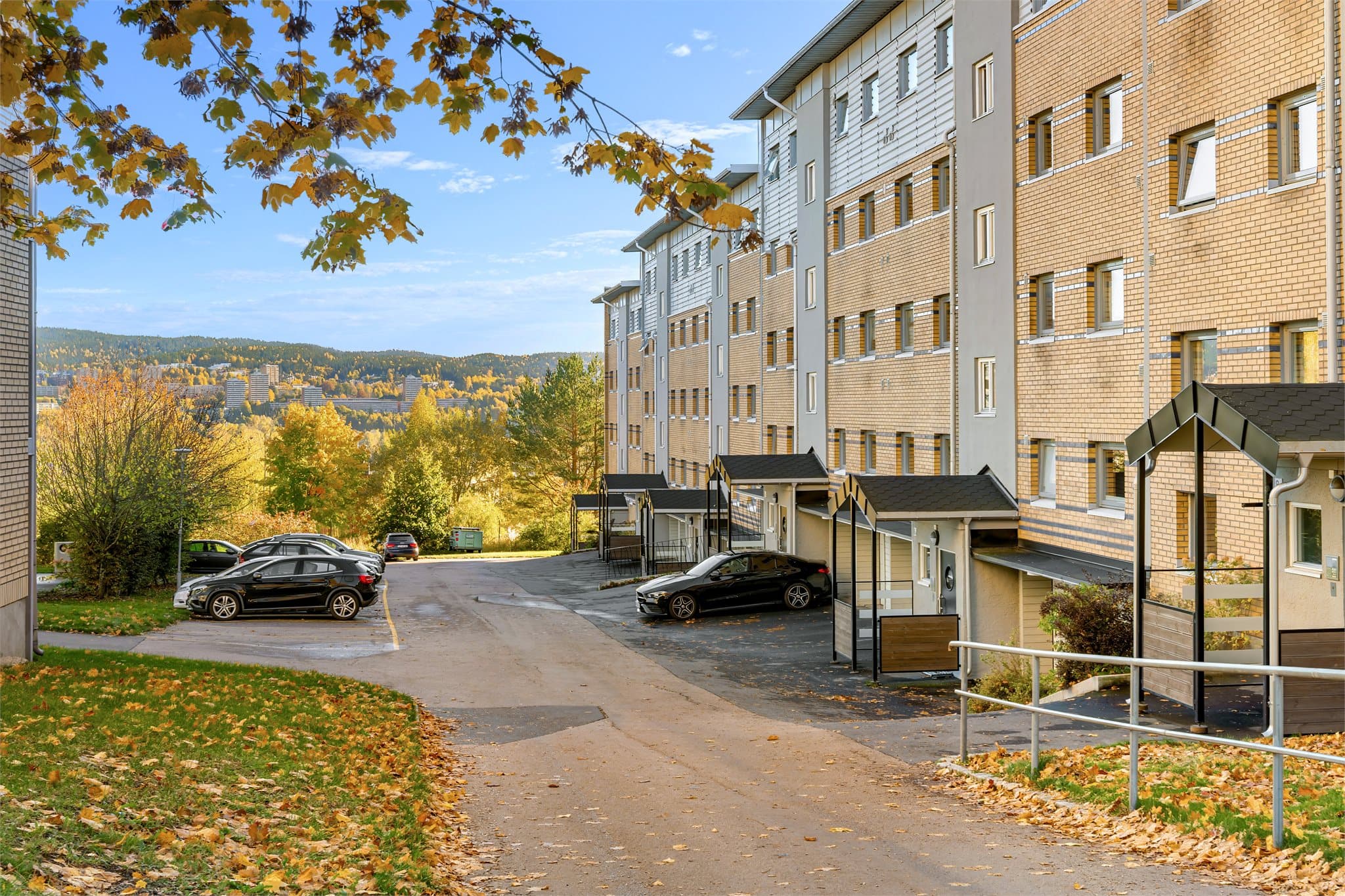 Emera Eiendomsmegling ved Solveig Granlund ønsker velkommen til Veitvetstubben 8C! En trivelig 3-roms andelsleilighet i boligblokkens 2. etasje i et veletablert boligområde nær hverdagslige servicetilbud og kollektivforbindelser i bydel Bjerke.