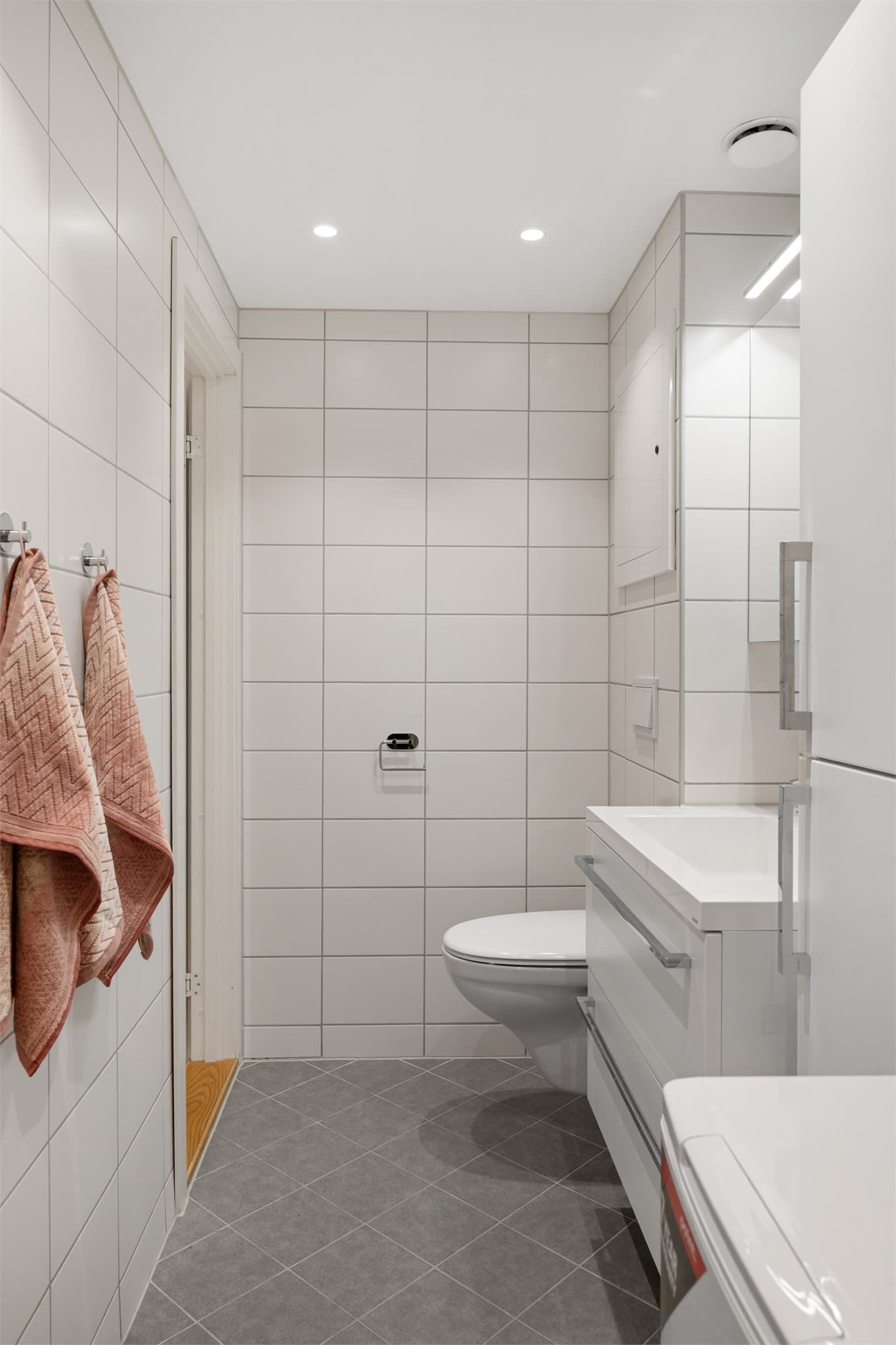 Her er det også opplegg for vaskemaskin, og dagens løsning med toppmatet vaskemaskin utnytter plassen på en praktisk måte.