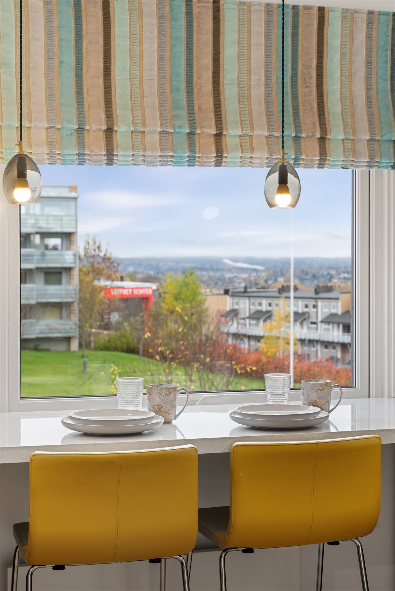 Fra kjøkkenvinduet ser man hvor kort vei det er til Veitvet Senter og T-banestasjonen. I nærområdet finner du butikker, servicetilbud, skole, idrettsanlegg og grønne områder.