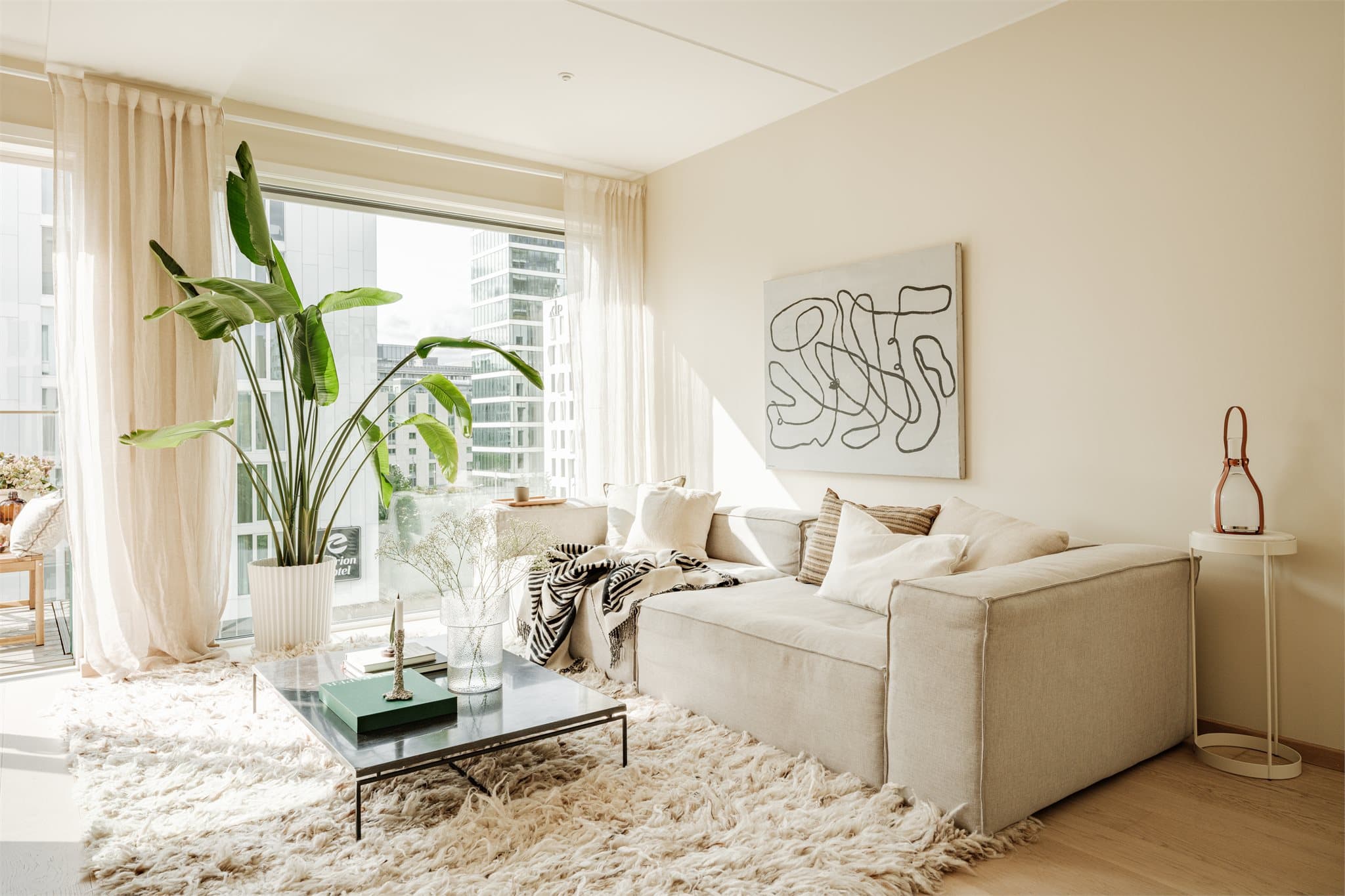 Denne leiligheten preges av gjennomgående høy kvalitet og en helhetlig, stilren design.