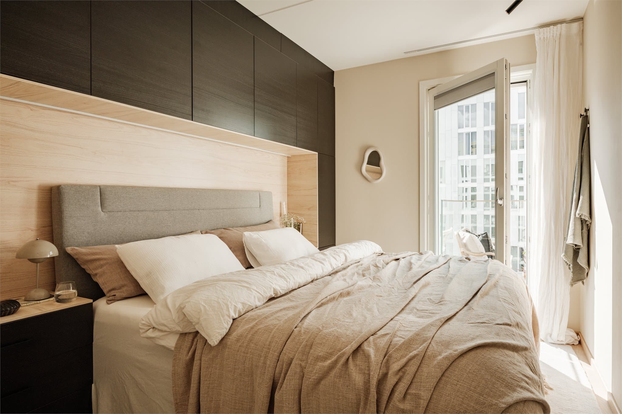 Hovedsoverommet er romslig og har direkte utgang til balkongen, noe som gir enkel tilgang til uteområdet og slipper inn rikelig med naturlig lys.