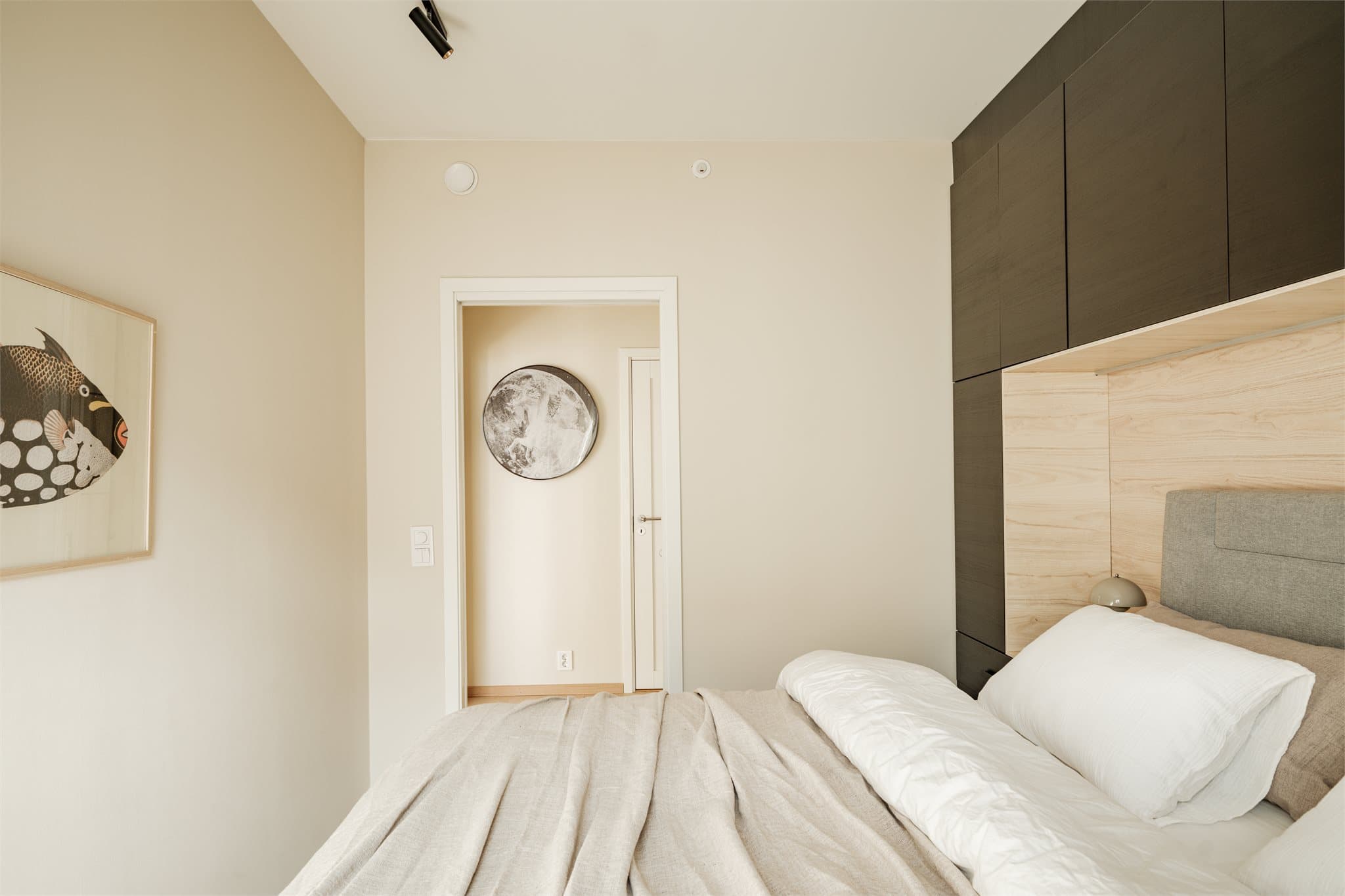 Rommet er malt i delikat og moderne fargetone.