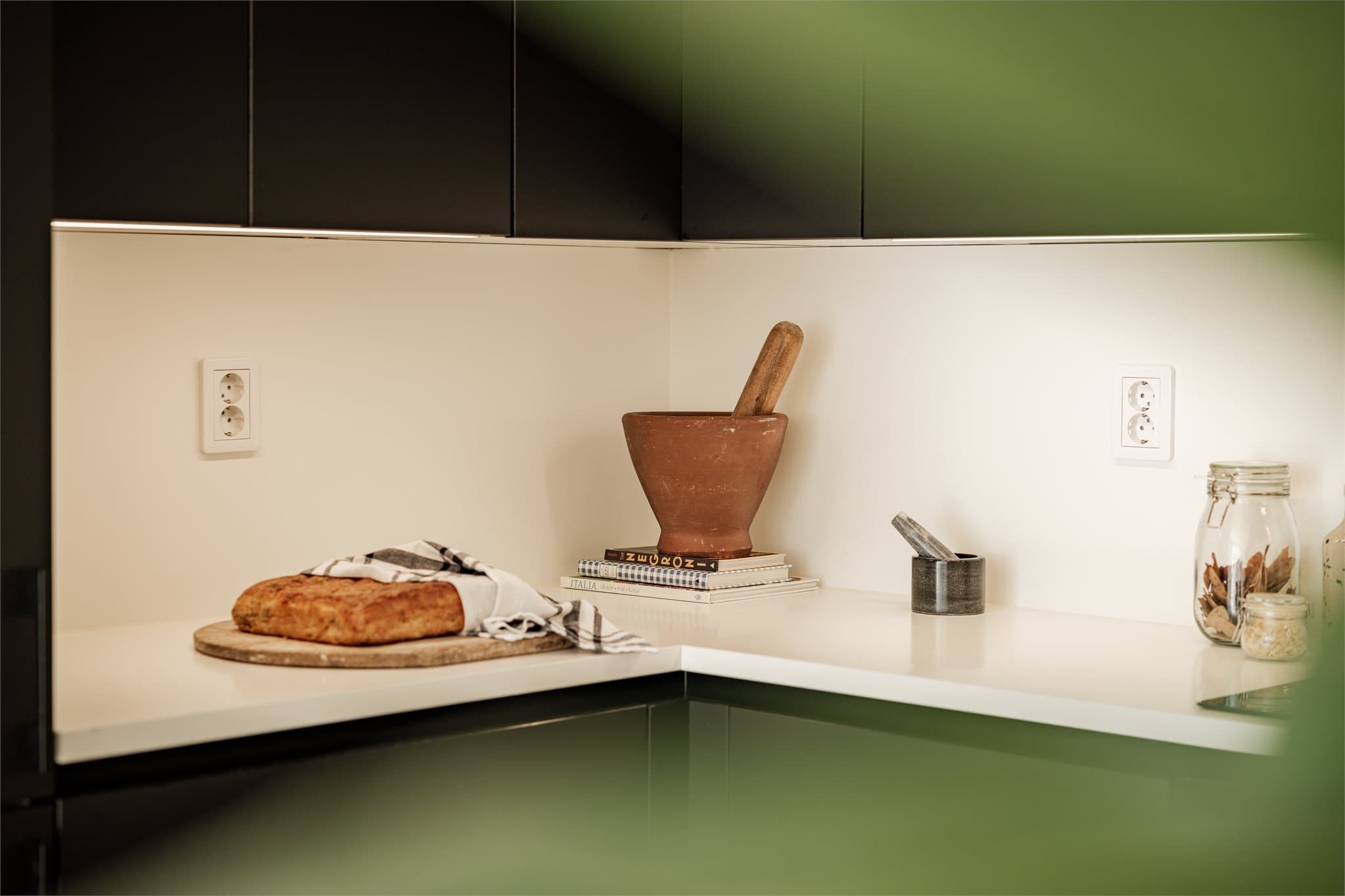 Lekre kontraster preger kjøkkenet.