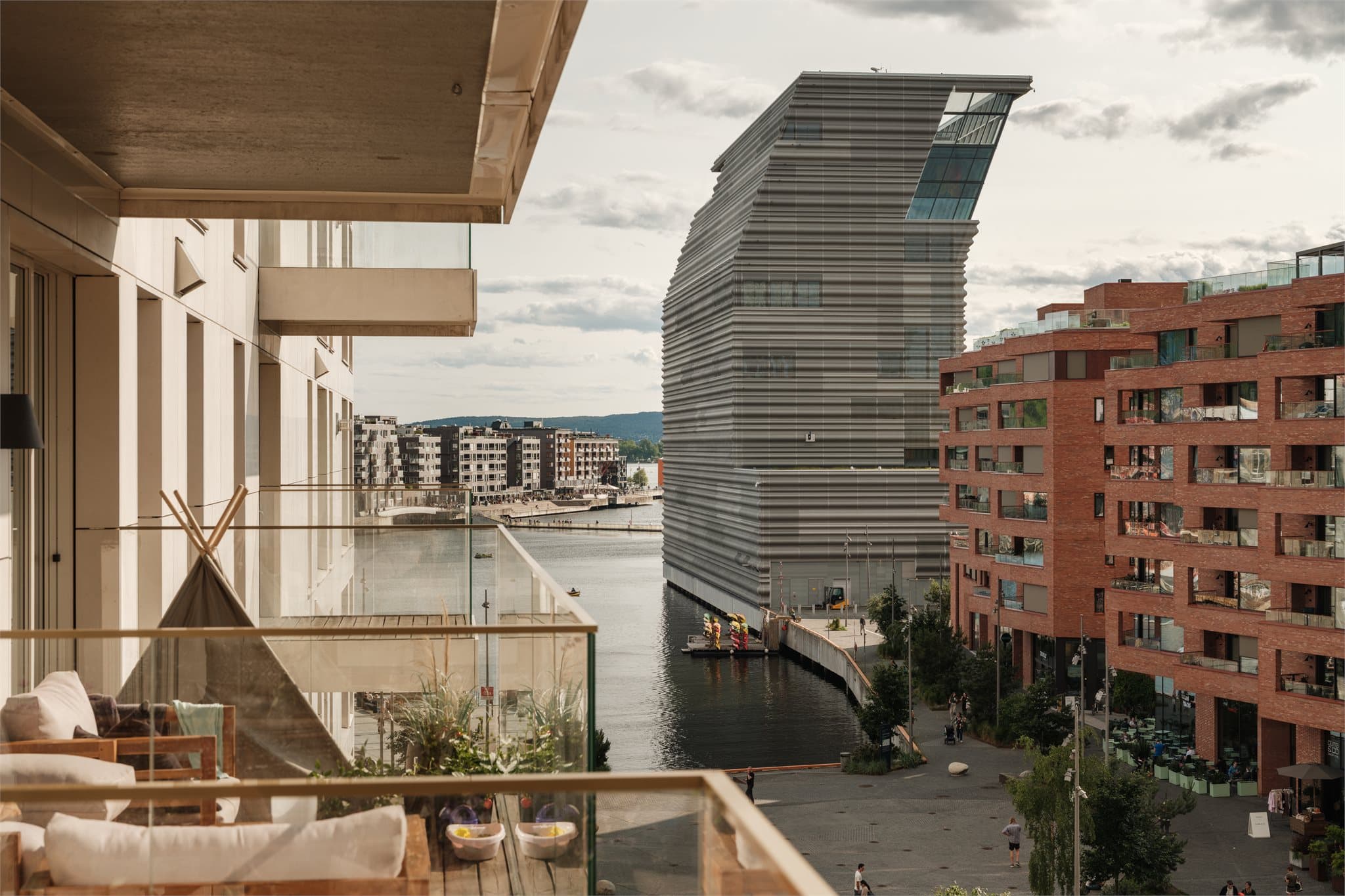 Her får du utsikt mot fjorden og beliggenhet i et av byens mest ikoniske bygg.