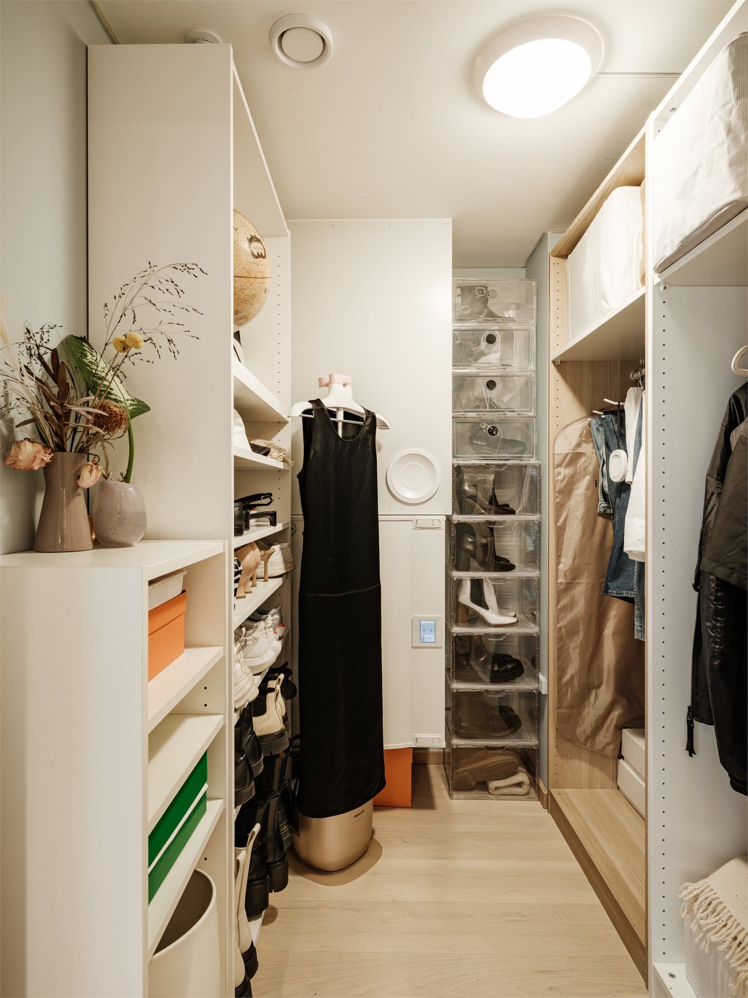 Fra entréen er det direkte adkomst til en romslig innvendig bod som gir ekstra lagringsmuligheter.