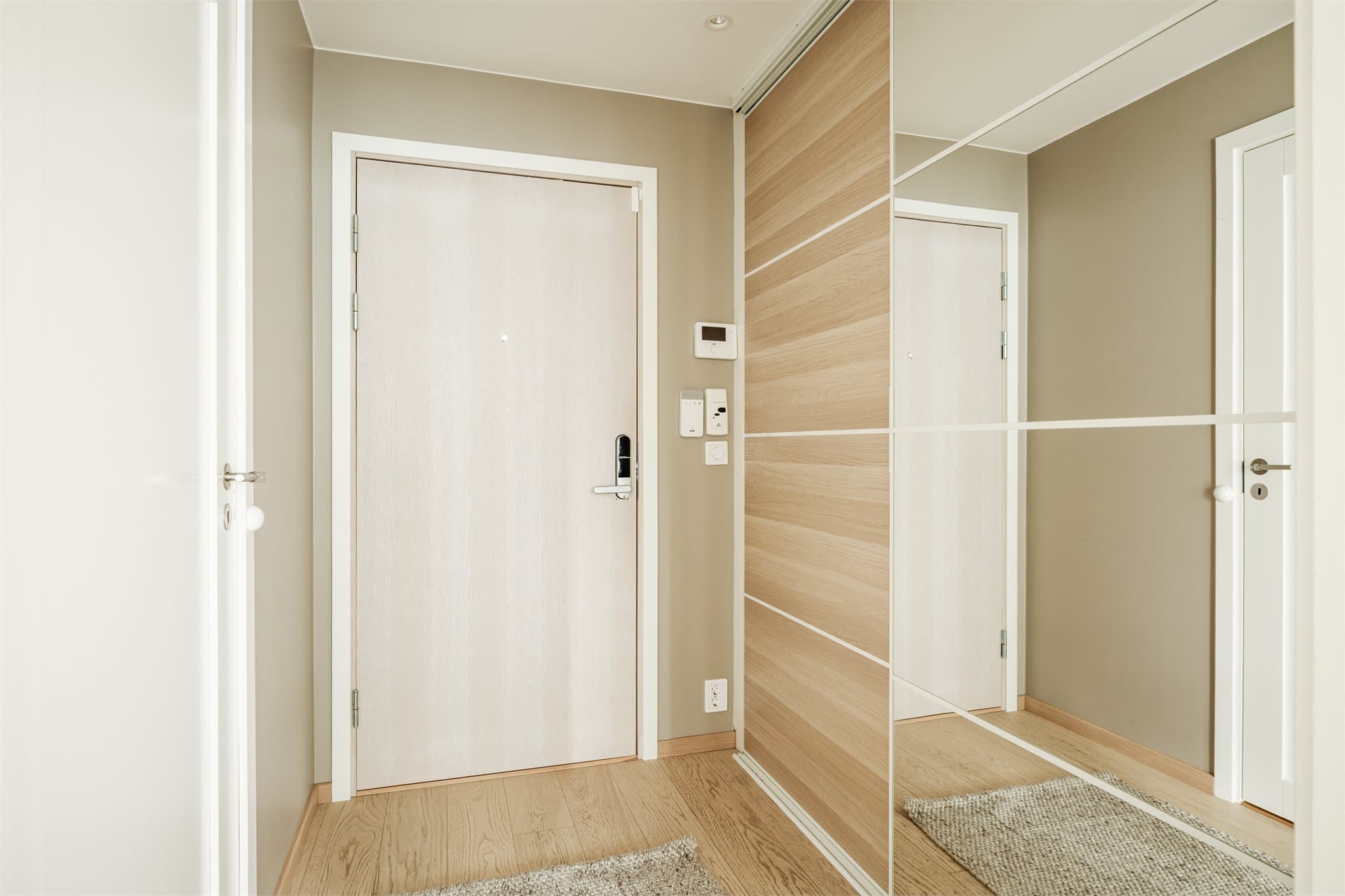 Innbydende entrè med plassbygd garderobeskap og dørcalling.