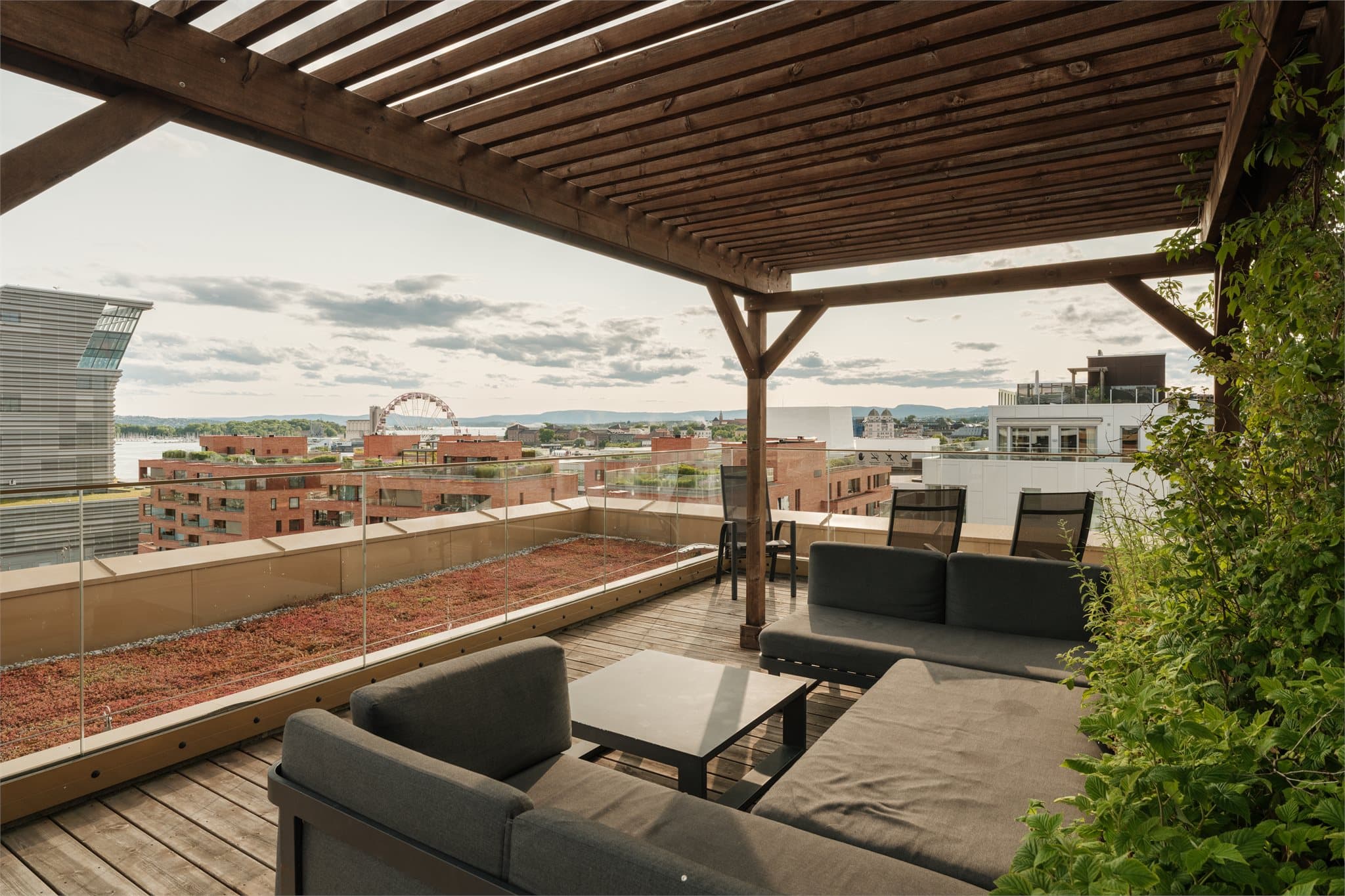 Takterrassen er innholdsrik, med sittegrupper, pergolaer og innredning i forskjellige soner