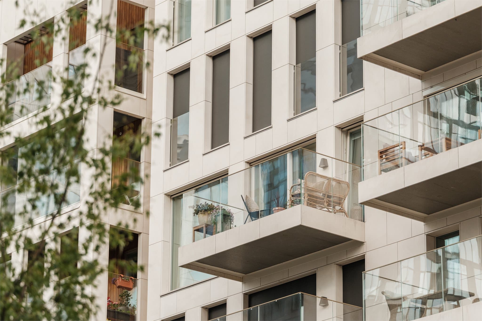 Glassrekkverket skjermer for vind, men holder arealet åpent og luftig.