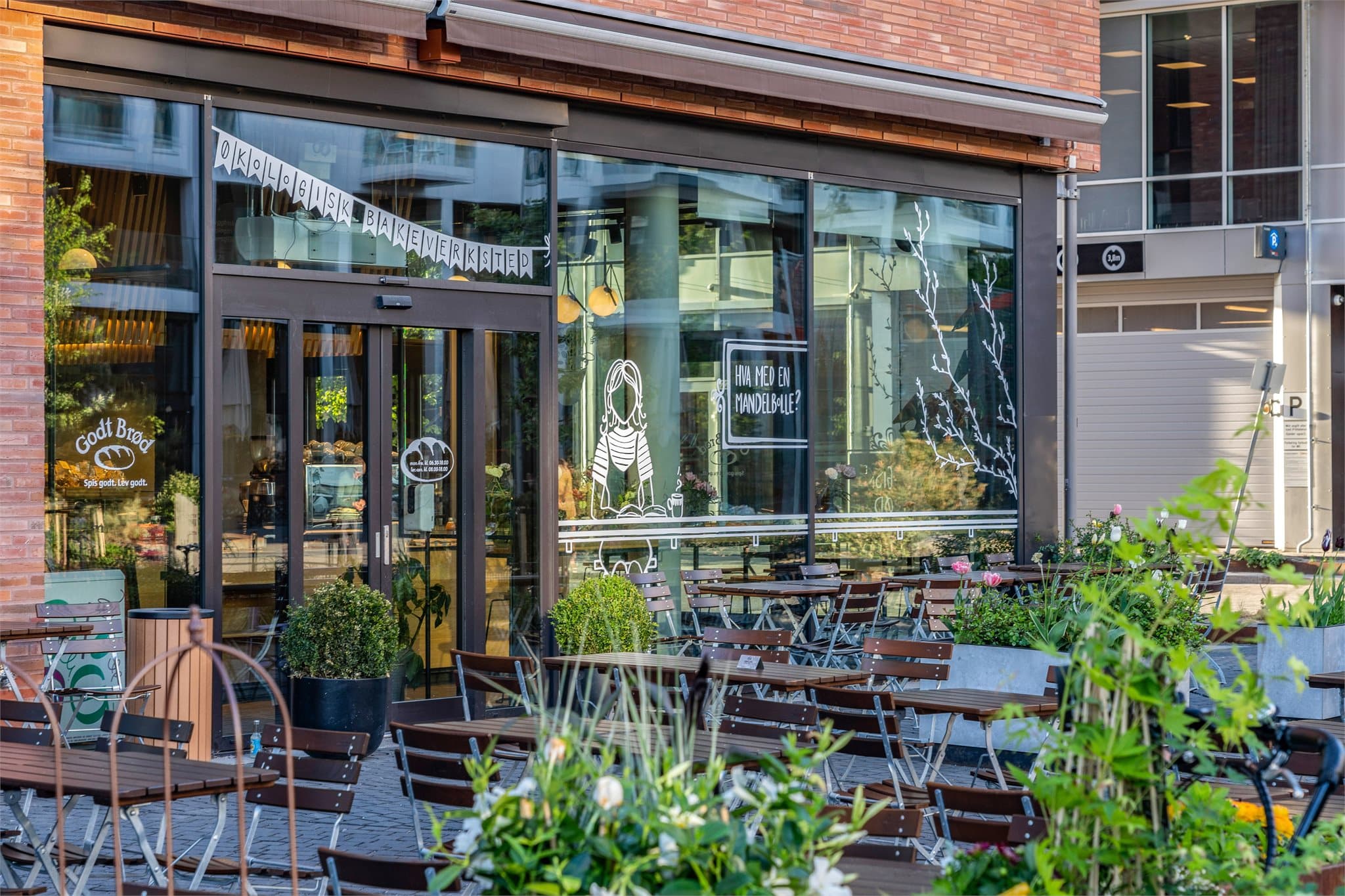 Dronning Eufemias gate 29 ligger midt i hjertet av Barcode-området i Bjørvika - en av Oslos mest moderne og ettertraktede bydeler.