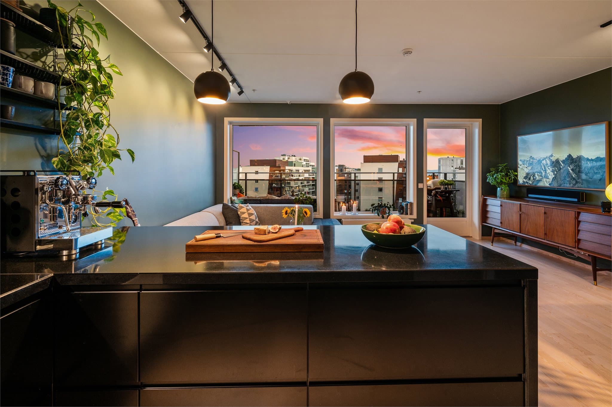 Kjøkkenøya er et naturlig samlingspunkt og gir ekstra arbeidsflate.