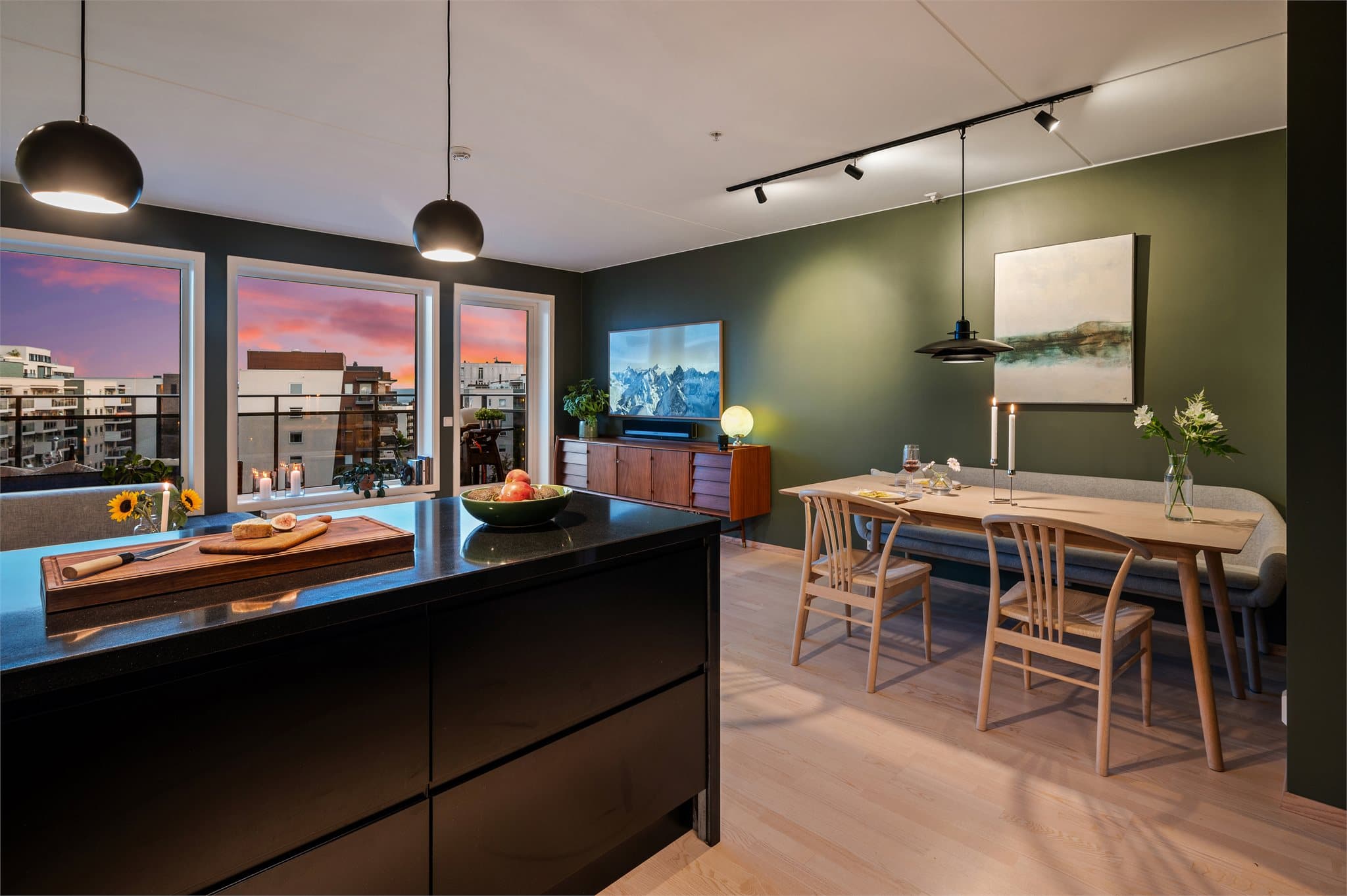 Det er god plass til både spisebord og en større sittegruppe i oppholdsrommet.