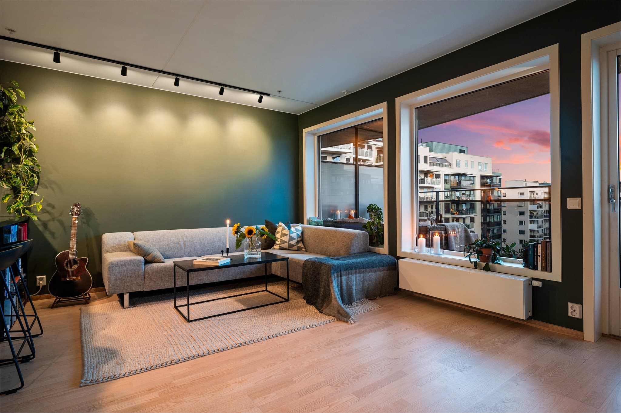 Stuen varmes opp av radiatorer tilknyttet vannbåren varme for jevn komfort.