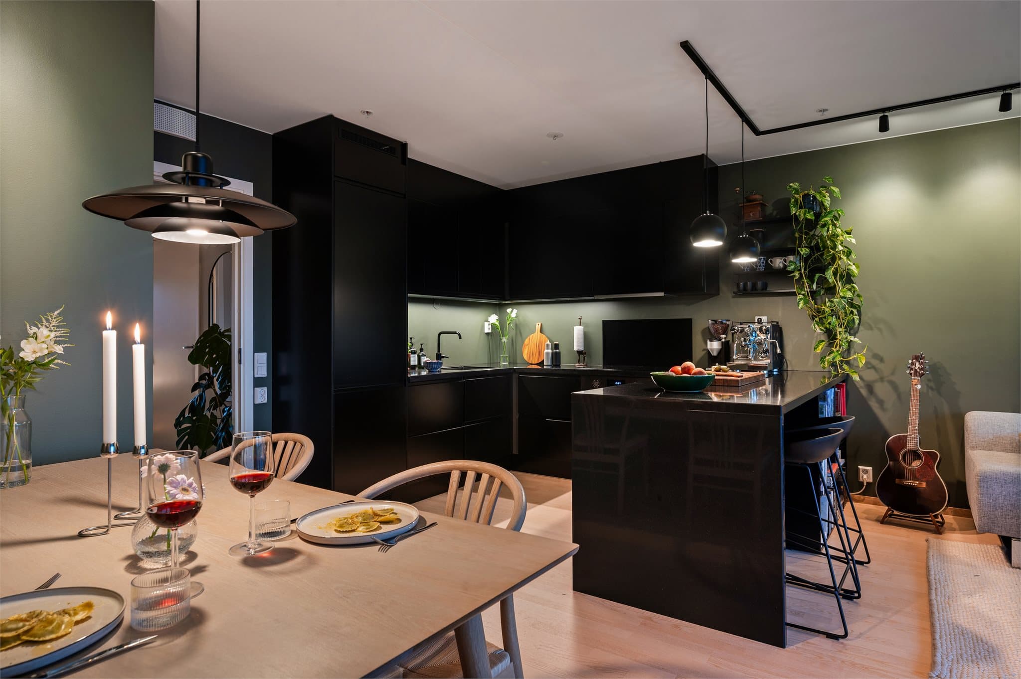 Hoveddelen har et romslig oppholdsrom med åpen stue- og kjøkkenløsning.