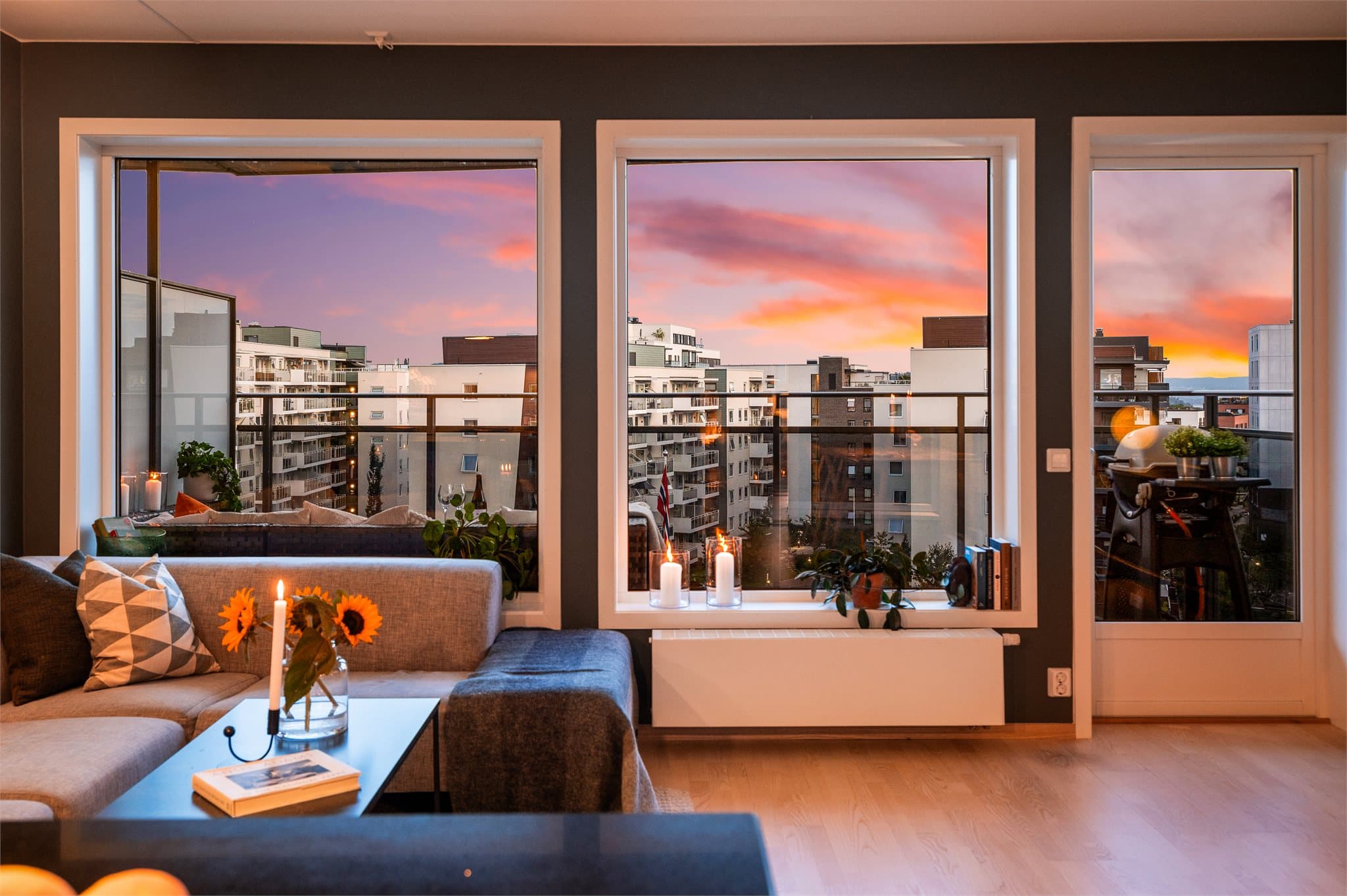 Fra stuen er det direkte utgang til den private, sydvendte balkongen.