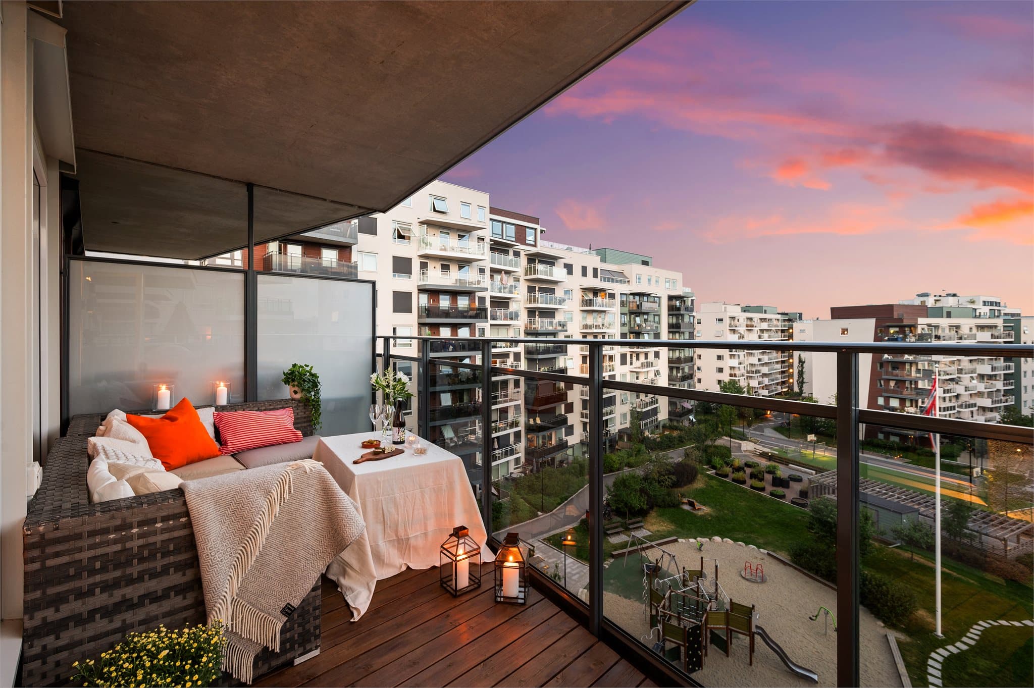 Leiligheten ligger høyt og fritt i 6. etasje, med en sydvendt og solrik balkong på ca. 9 m² vendt mot et grønt og hyggelig gårdsrom.