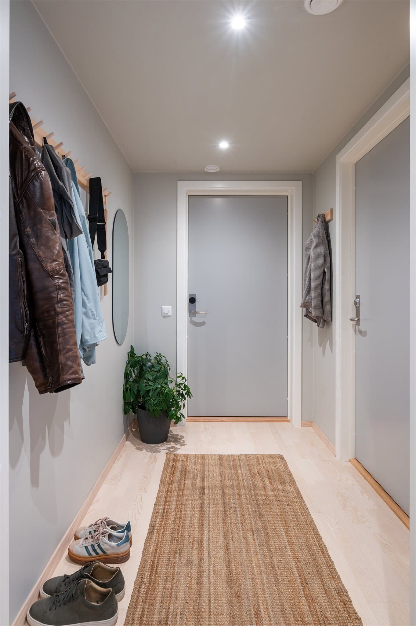 Gangen fungerer som et bindeledd med adkomst til både hoveddel og hybel.