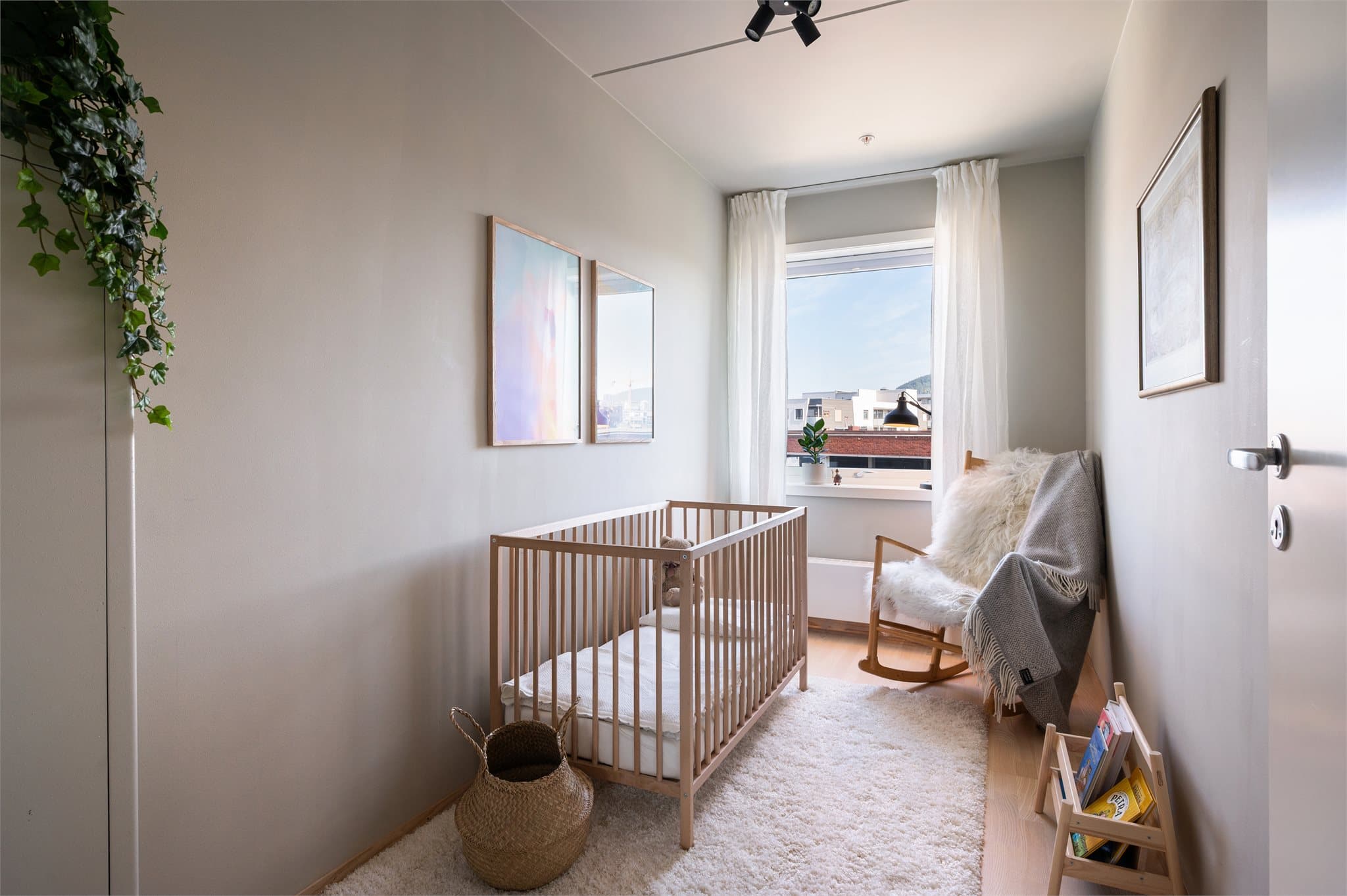 Det andre soverommet passer utmerket som barnerom, gjesterom eller hjemmekontor.