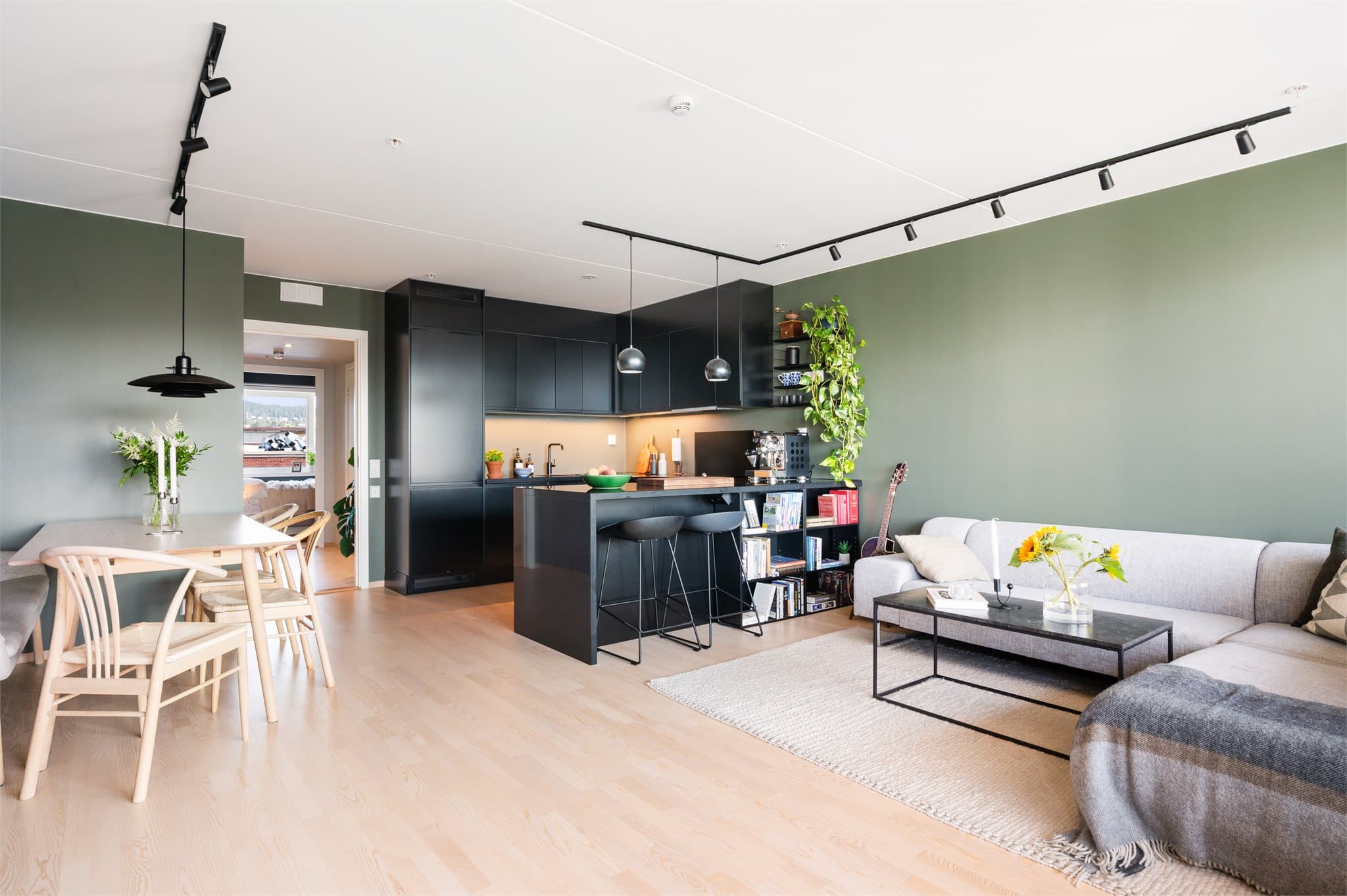 Store vindusflater gir rikelig med naturlig lys og en luftig atmosfære.