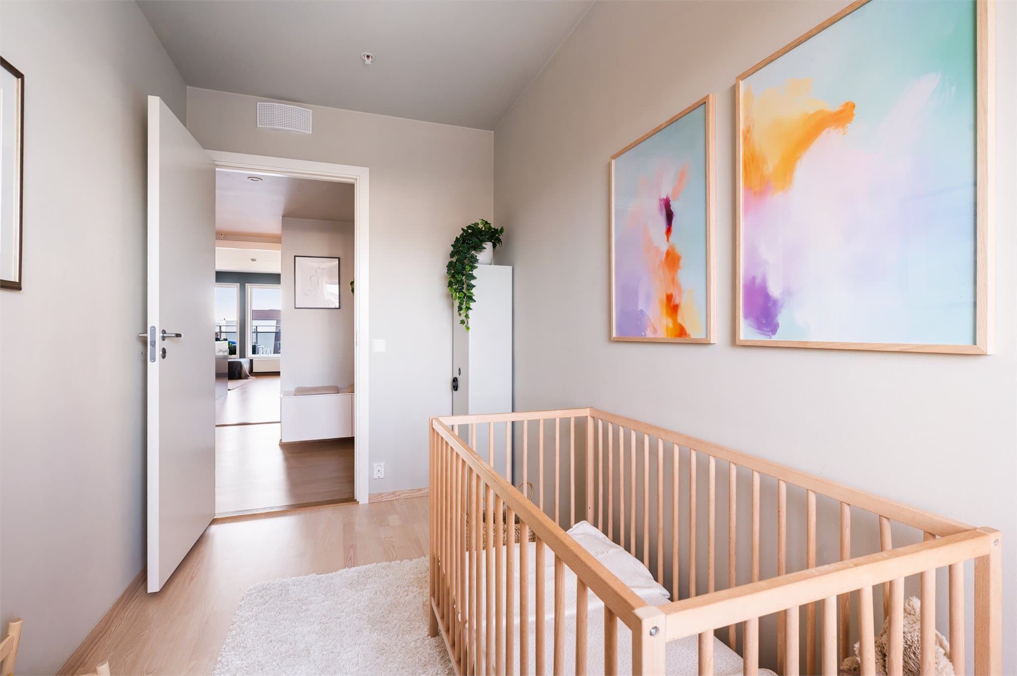 Rommet har en rolig og innbydende atmosfære.