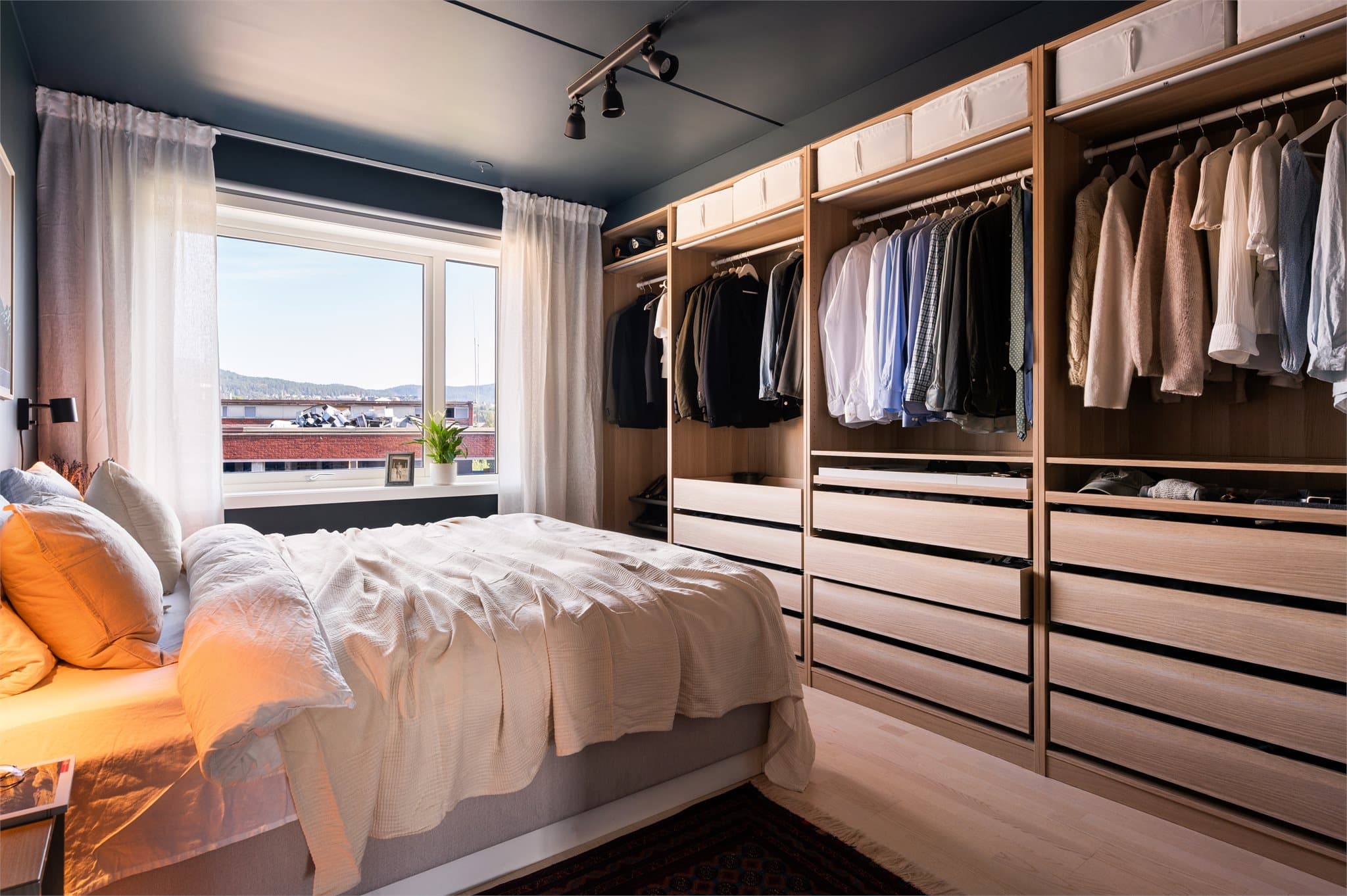 Hovedsoverommet har plass til dobbeltseng og en romslig garderobeløsning.