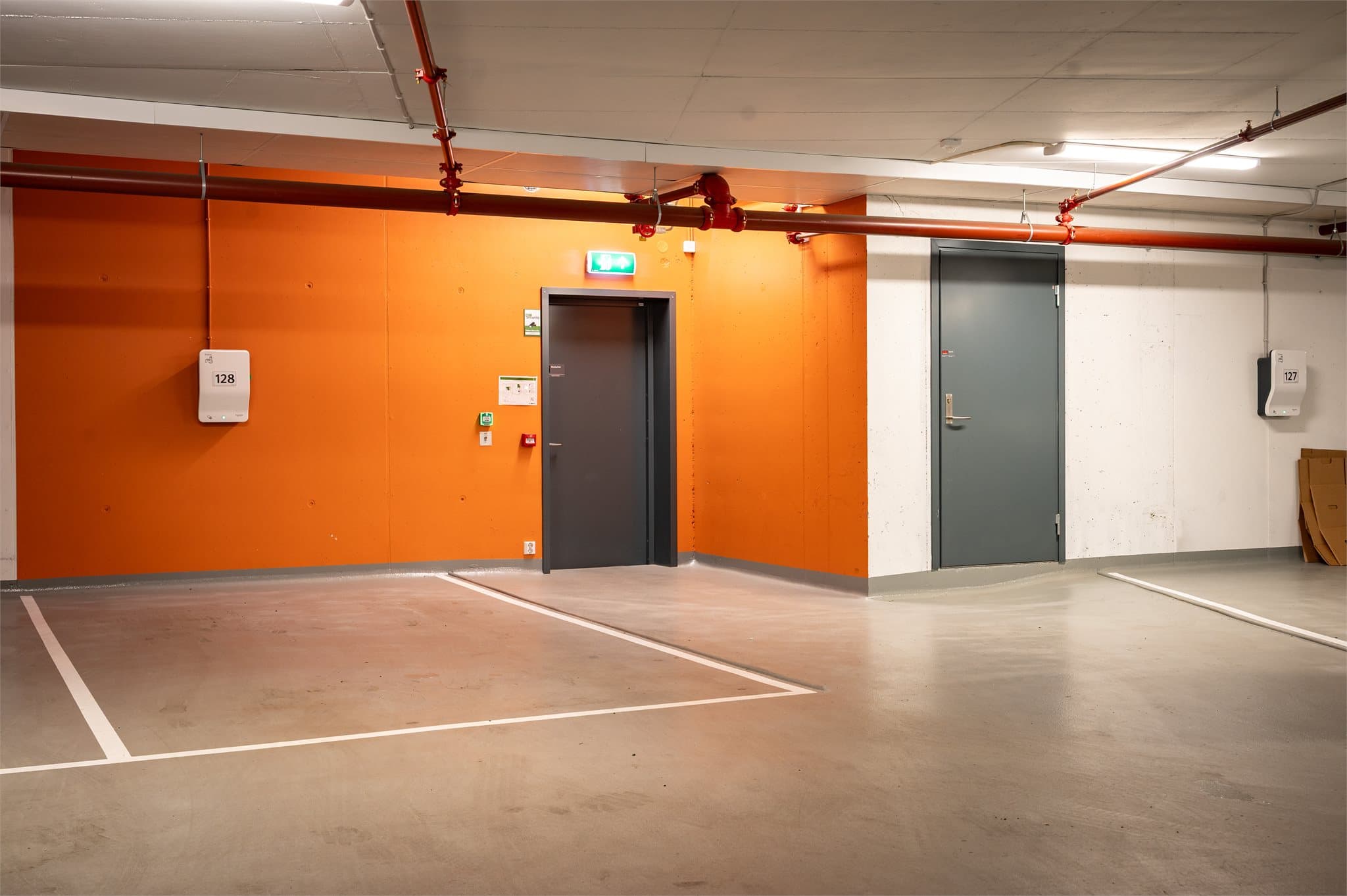 Det medfølger garasjeplass (nr. 128) med elbillader og heisadkomst til etasjen.